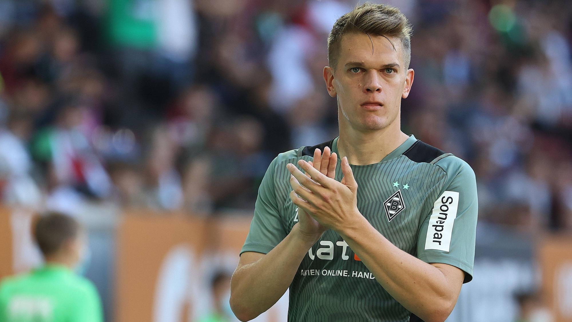 Matthias Ginter Bor. Mönchengladbach klatscht zu den Fans vor dem Spiel, vor Spielbeginn, FC Augsburg vs. Borussia Mönchengladbach, 5. Spieltag DFL REGULATIONS PROHIBIT ANY USE OF PHOTOGRAPHS AS IMAGE SEQUENCES AND/OR QUASI-VIDEO. *** Matthias Ginter Bor Mönchengladbach claps to the fans before the match, before the start of the match, FC Augsburg vs Borussia Mönchengladbach, 5 Matchday DFL REGULATES PROHIBIT ANY USE OF PHOTOGRAPHS AS IMAGE SEQUENCES AND OR QUASI VIDEO