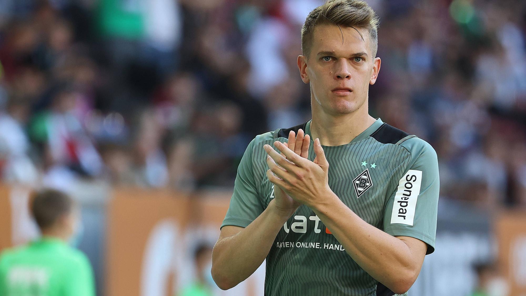 Matthias Ginter (Bor. Mönchengladbach) klatscht zu den Fans vor dem Spiel, vor Spielbeginn, FC Augsburg vs. Borussia Mönchengladbach am 18. September 2021.