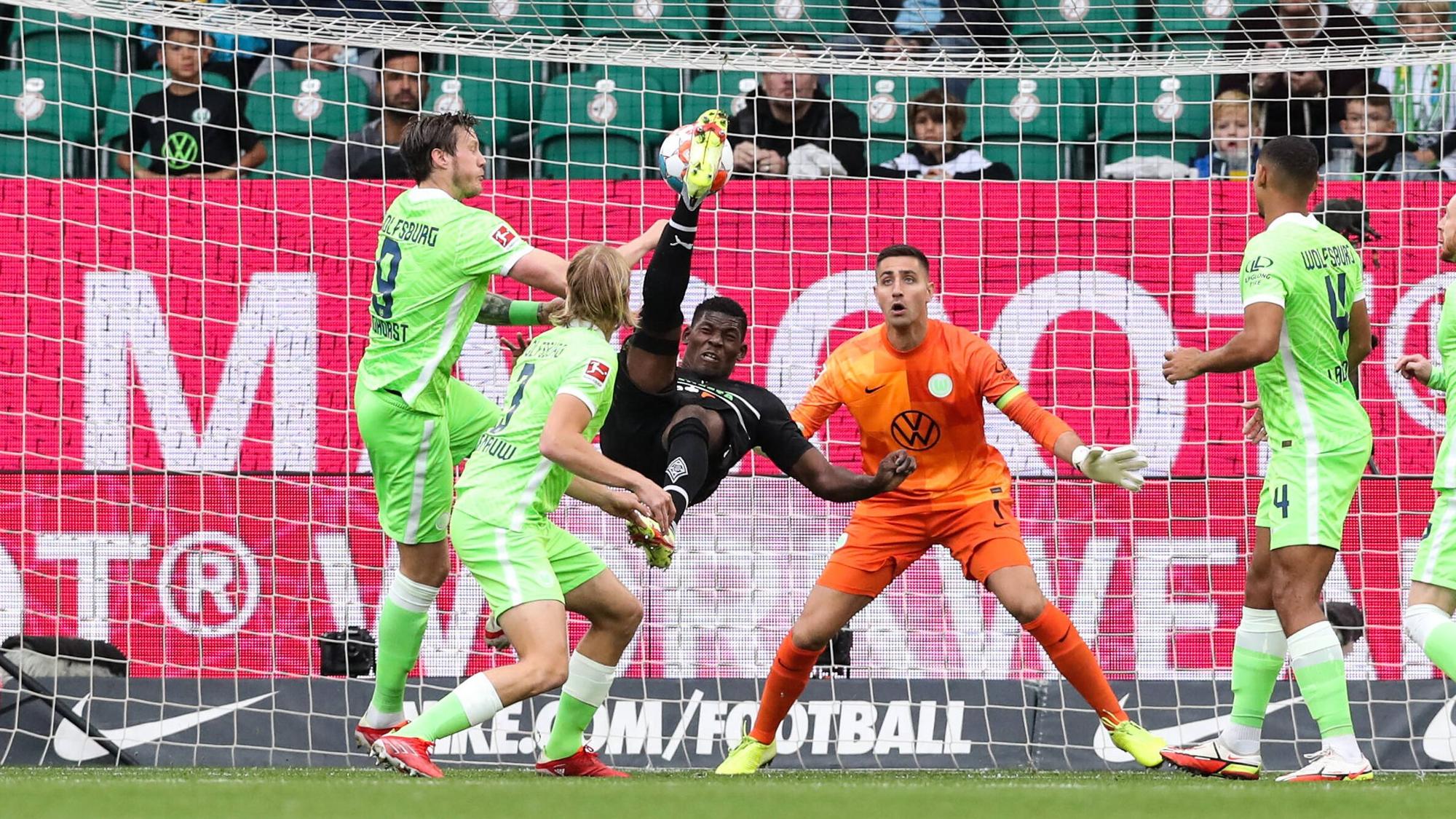 Ein Tor des Monats? Gladbach-Stürmer Breel Embolo trifft per Fallrückzieher für seinen Klub Borussia Mönchengladbach beim historischen 3:1-Sieg (2. Oktober 2021) in Wolfsburg. Embolo trifft per akrobatischer Einlage den Ball.