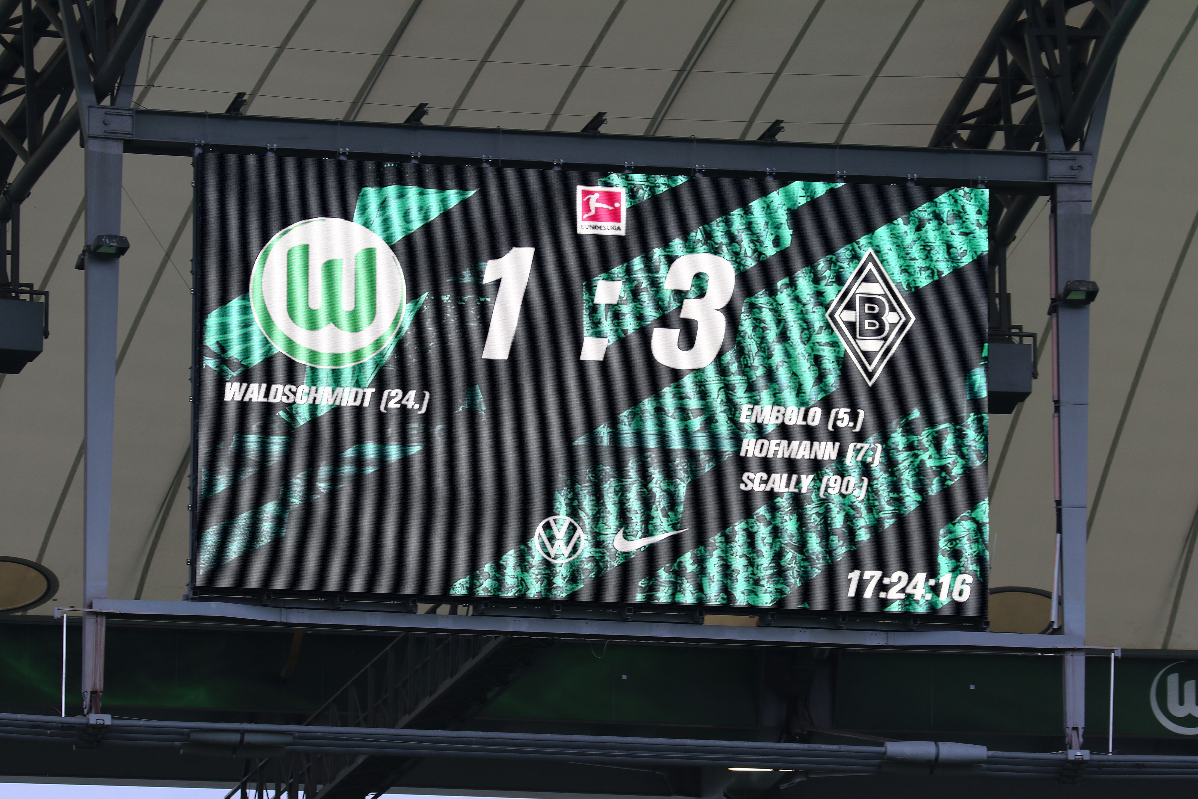 Die Anzeigetafel in der VW-Arena in Wolfsburg zeigt das Endergebnis zwischen dem VfL Wolfsburg und Borussia Mönchengladbach am 2. Oktober 2021.