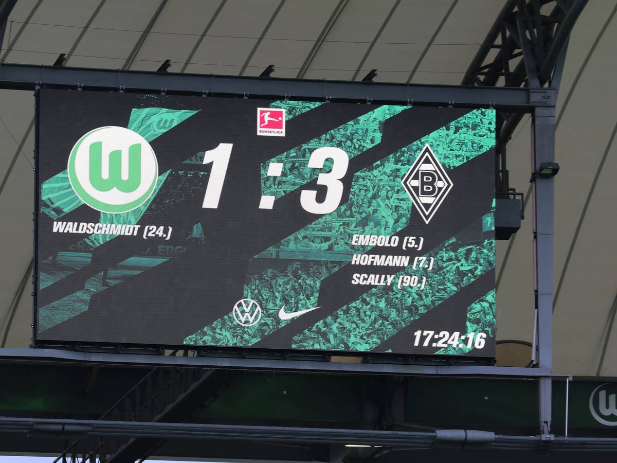 Die Anzeigetafel in der VW-Arena in Wolfsburg zeigt das Endergebnis zwischen dem VfL Wolfsburg und Borussia Mönchengladbach am 2. Oktober 2021.