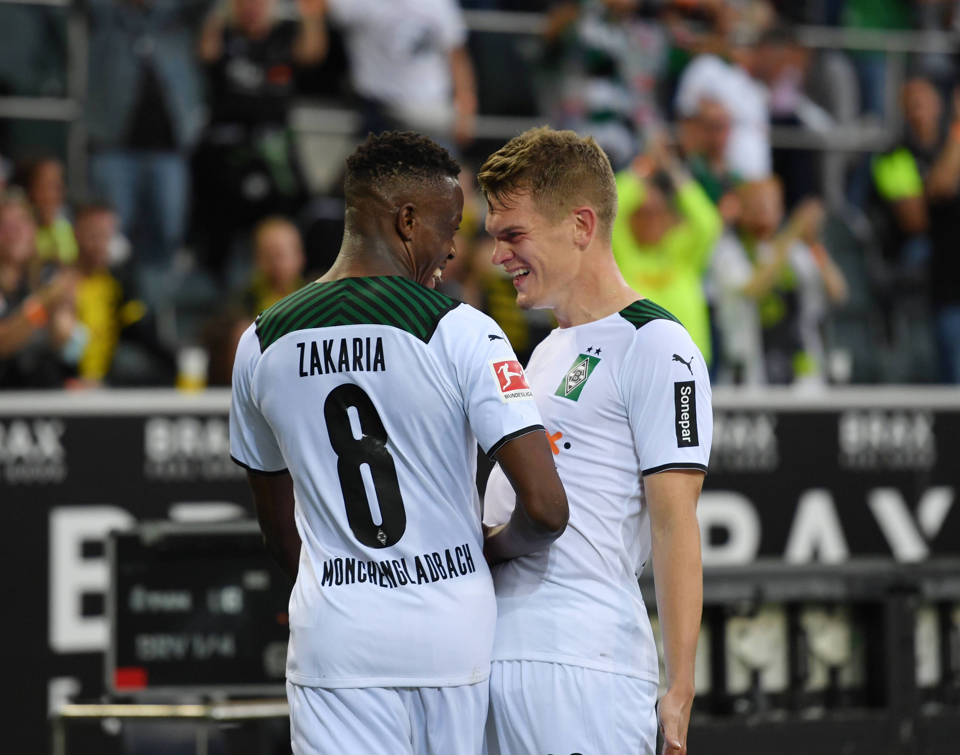 Denis Zakaria (l.) und Matthias Ginter jubeln am 25. September 2021 gemeinsam für ihren Klub Borussia Moenchengladbach. Ob beide kommende Saison für die Fohlen-Elf spielen werden, ist noch offen. Beide Spieler beglückwünschen sich in dieser Szene.