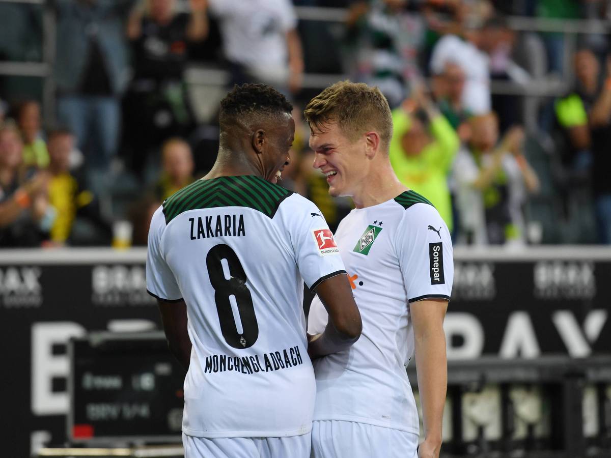 Denis Zakaria (l.) und Matthias Ginter jubeln am 25. September 2021 gemeinsam für ihren Klub Borussia Moenchengladbach. Ob beide kommende Saison für die Fohlen-Elf spielen werden, ist noch offen. Beide Spieler beglückwünschen sich in dieser Szene.