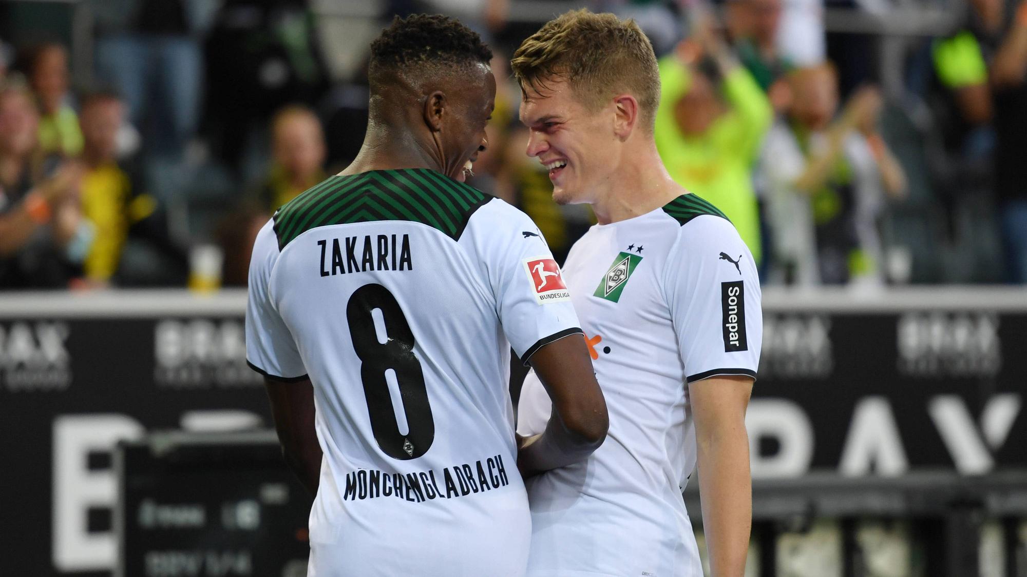 Denis Zakaria (l.) und Matthias Ginter jubeln am 25. September 2021 gemeinsam für ihren Klub Borussia Moenchengladbach. Ob beide kommende Saison für die Fohlen-Elf spielen werden, ist noch offen. Beide Spieler beglückwünschen sich in dieser Szene.