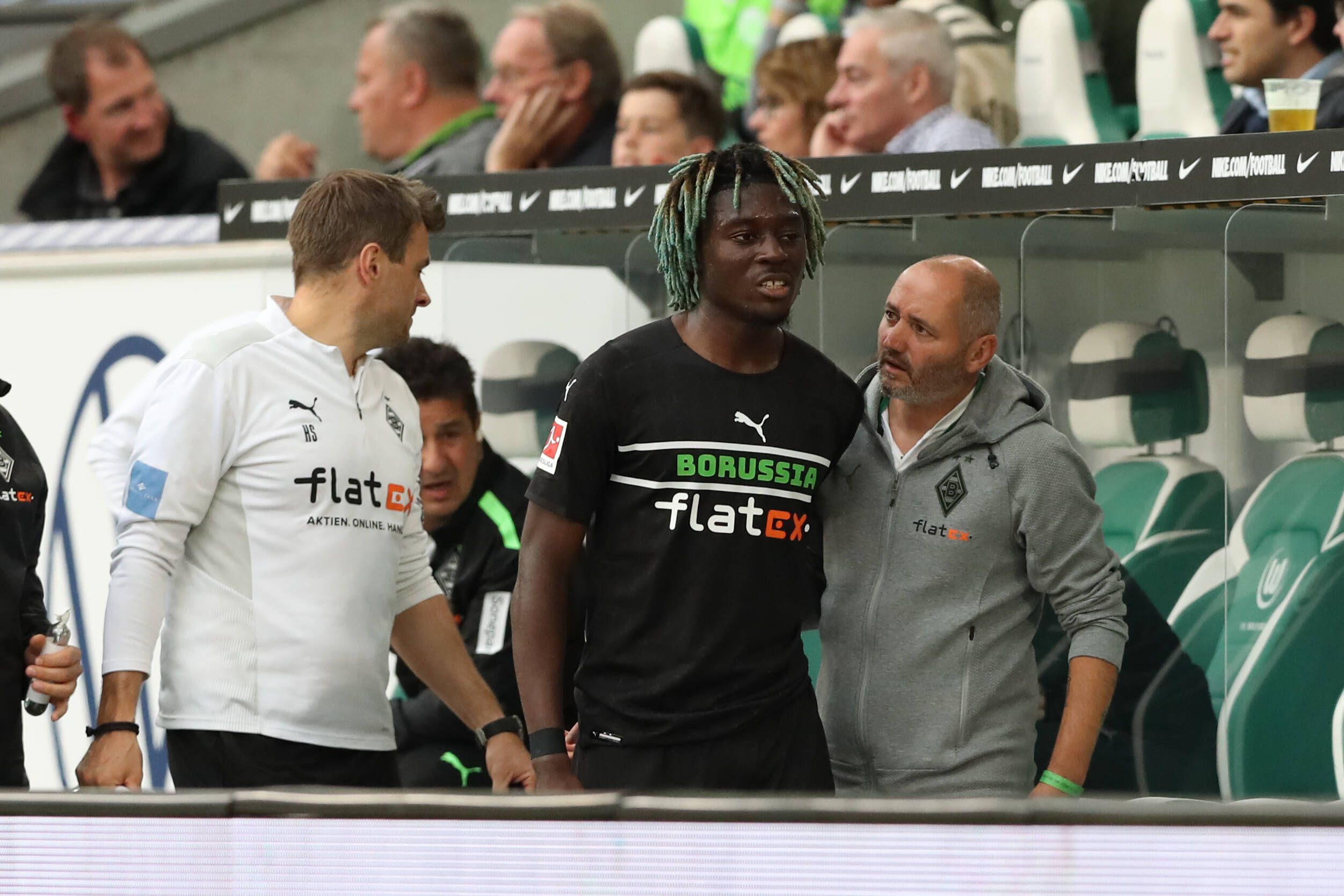 Manu Koné von Borussia Mönchengladbach, hier mit Co-Trainer Oliver Neuville (r.) musste in der 60. Spielminute verletzt ausgewechselt werden.