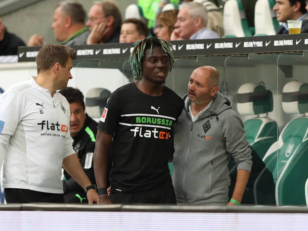 Manu Koné von Borussia Mönchengladbach, hier mit Co-Trainer Oliver Neuville (r.) musste in der 60. Spielminute verletzt ausgewechselt werden.