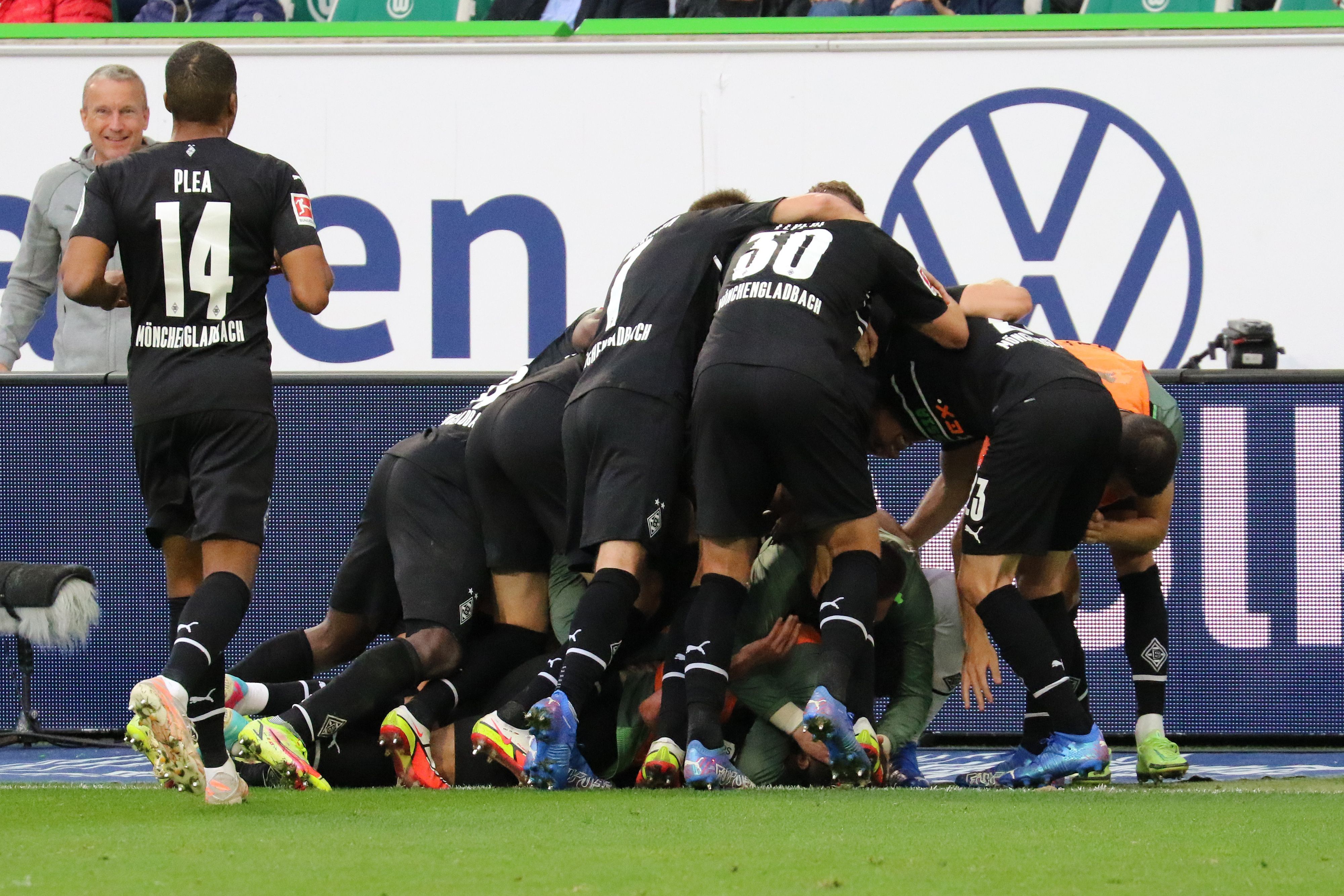 Die Mannschaft von Borussia Mönchengladbac bejubelt am 2. Oktober 2021 in der VW-Arena den 3:1-Sieg beim VfL Wolfsburg.