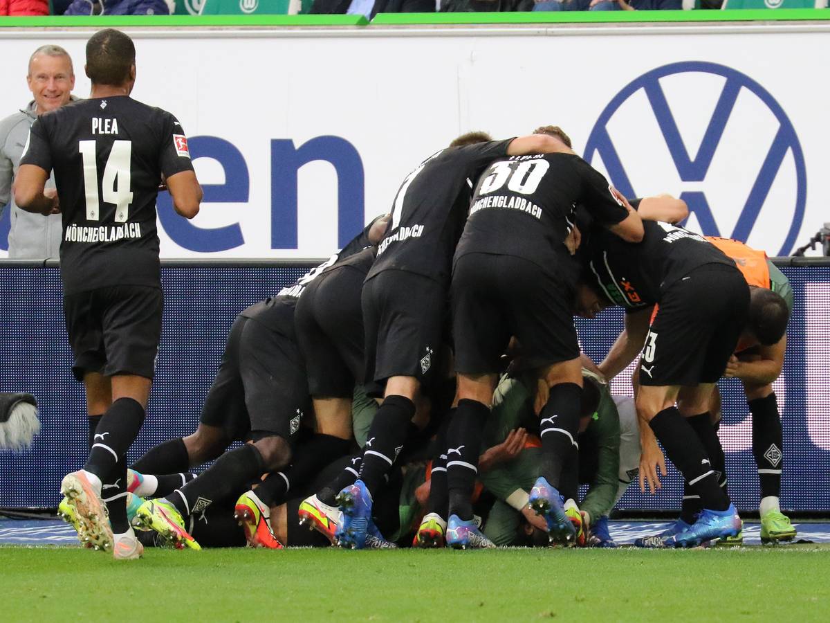 Die Mannschaft von Borussia Mönchengladbac bejubelt am 2. Oktober 2021 in der VW-Arena den 3:1-Sieg beim VfL Wolfsburg.