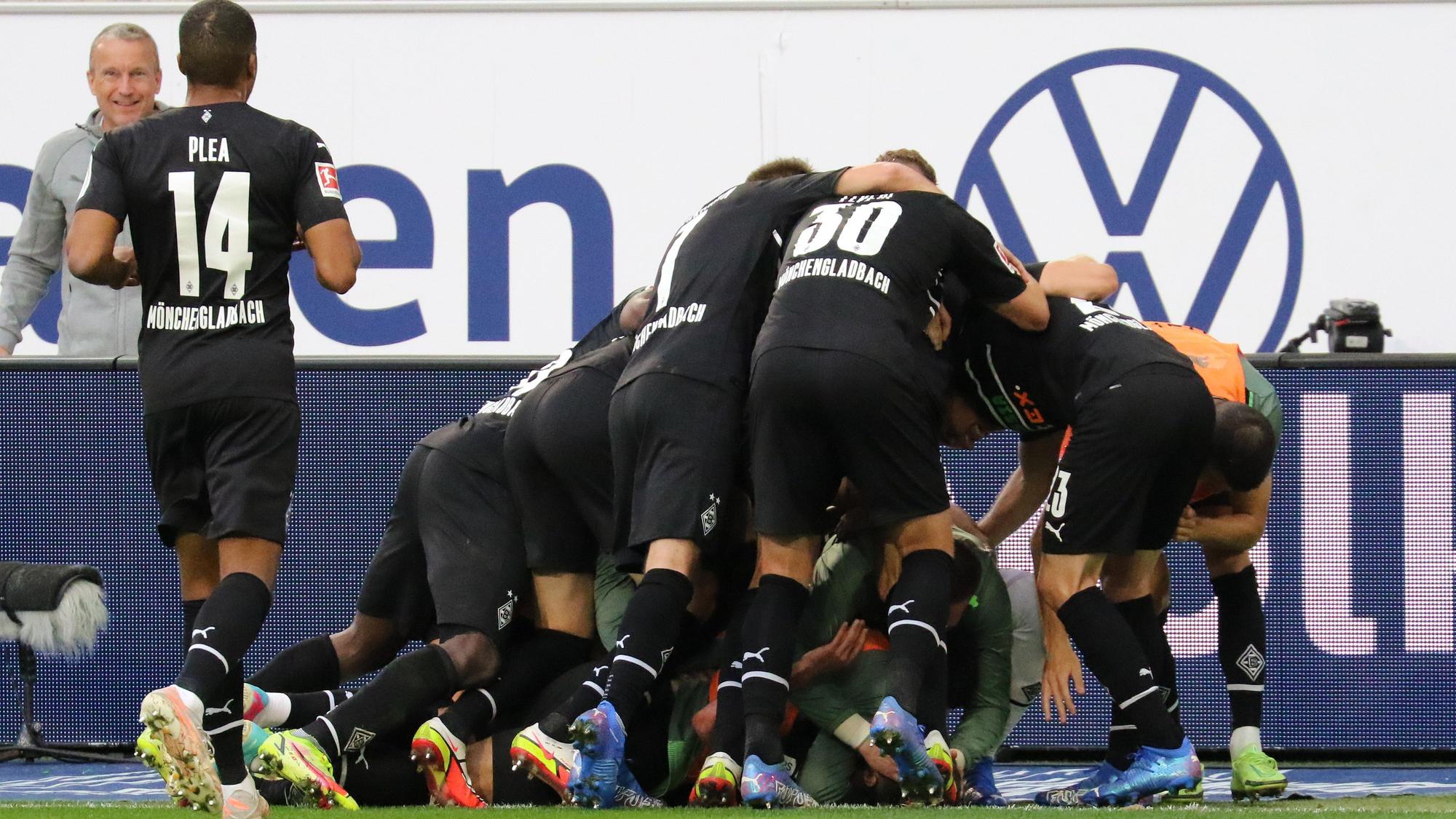 Die Mannschaft von Borussia Mönchengladbac bejubelt am 2. Oktober 2021 in der VW-Arena den 3:1-Sieg beim VfL Wolfsburg.