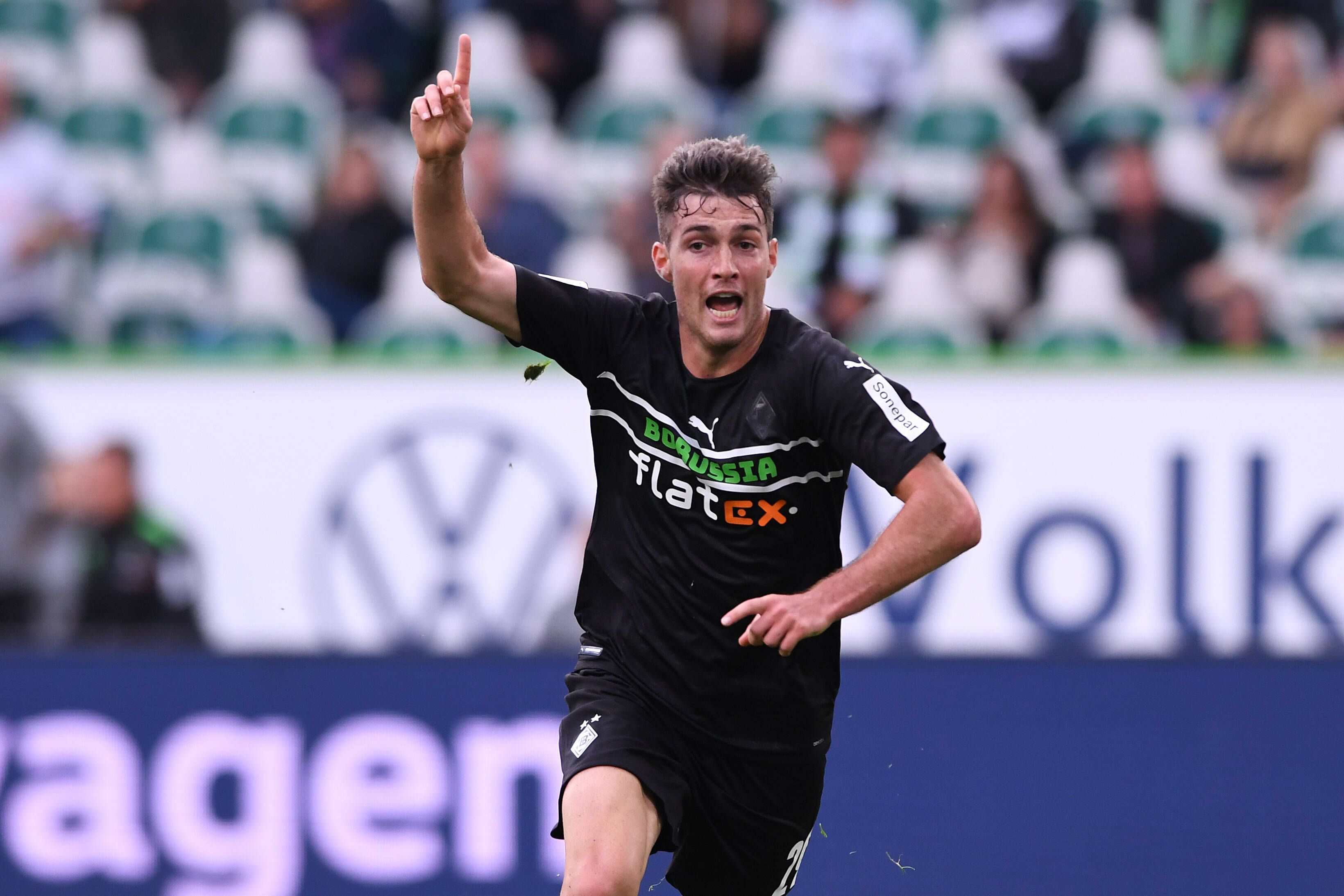 Joe Scally von Borussia Mönchengladbach traf am 02. Oktober 2021 in der Volkswagen Arena in Wolfsburg zum 3:1-Endstand. Das Foto zeigt den 18-Jährigen beim Torjubel.