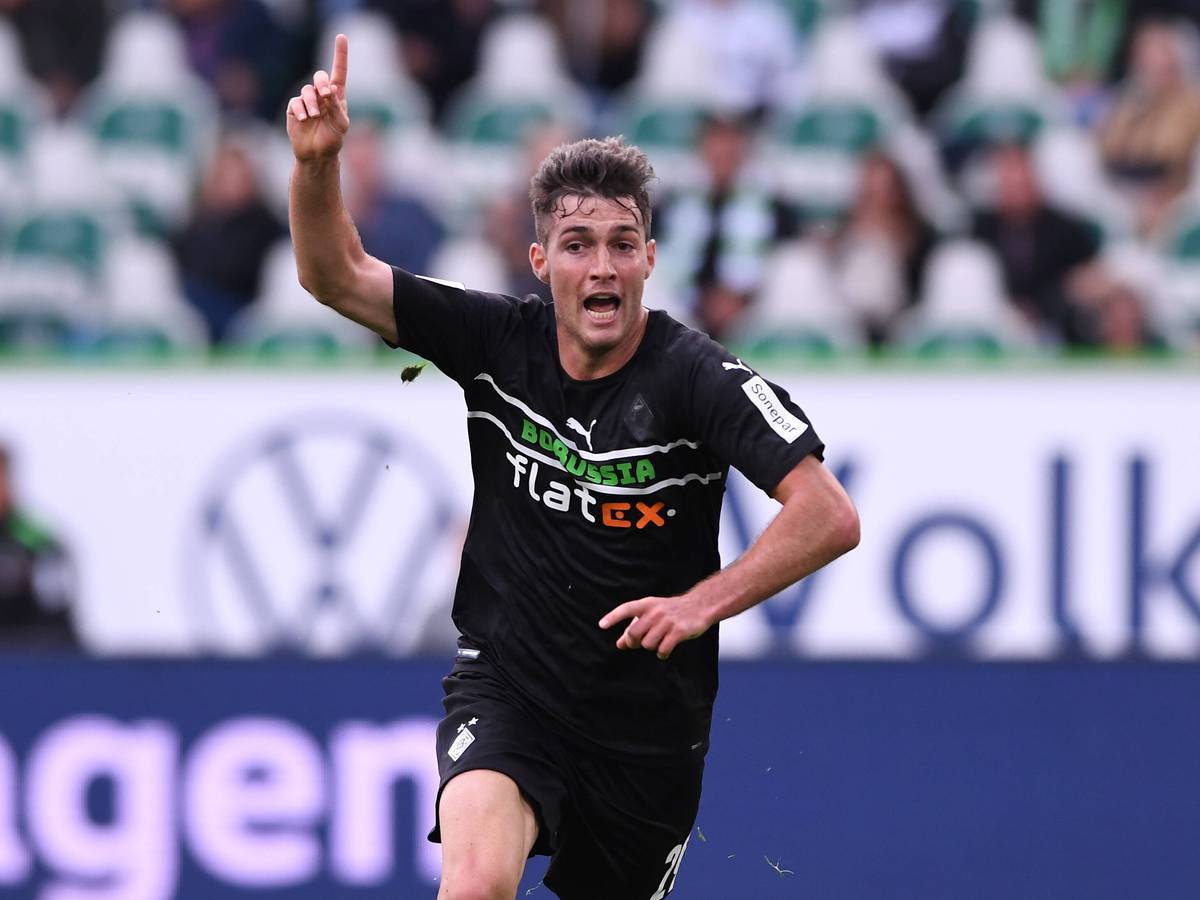 Joe Scally von Borussia Mönchengladbach traf am 02. Oktober 2021 in der Volkswagen Arena in Wolfsburg zum 3:1-Endstand. Das Foto zeigt den 18-Jährigen beim Torjubel.