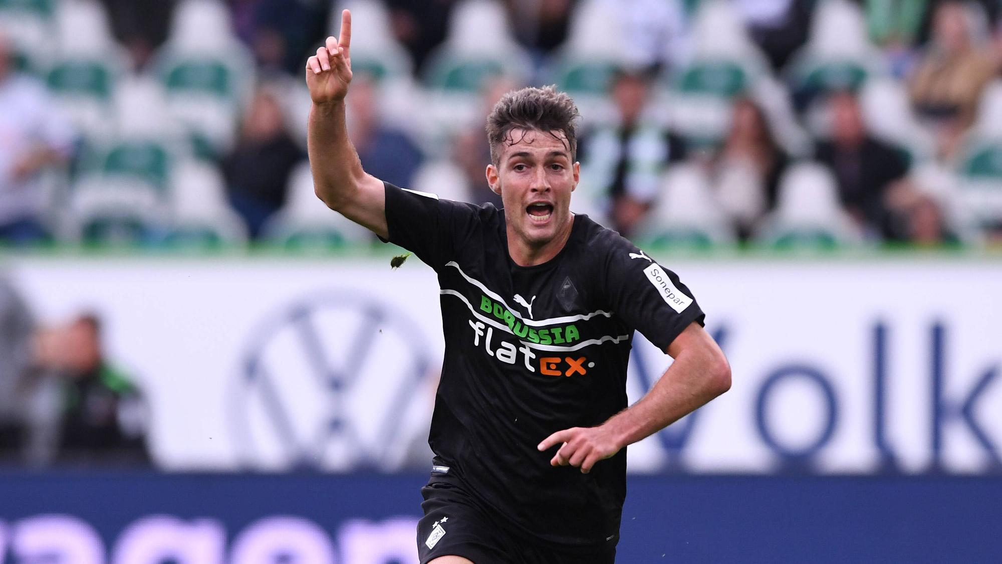 Joe Scally von Borussia Mönchengladbach traf am 02. Oktober 2021 in der Volkswagen Arena in Wolfsburg zum 3:1-Endstand. Das Foto zeigt den 18-Jährigen beim Torjubel.