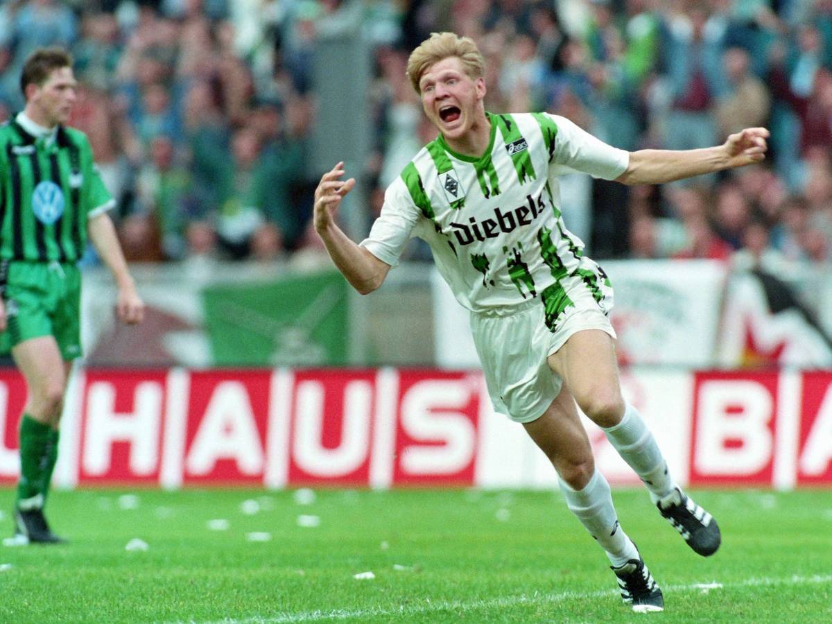 Stefan Effenberg bejubelt auf diesem Foto seinen Treffer beim 3:0-Sieg von Borussia Mönchengladbach im DFB-Pokalfinale gegen den VfL Wolfsburg am 24. Juni 1995 im Berliner Olympiastadion. Effenberg schreit seine Freude heraus und breitet die Arme aus.