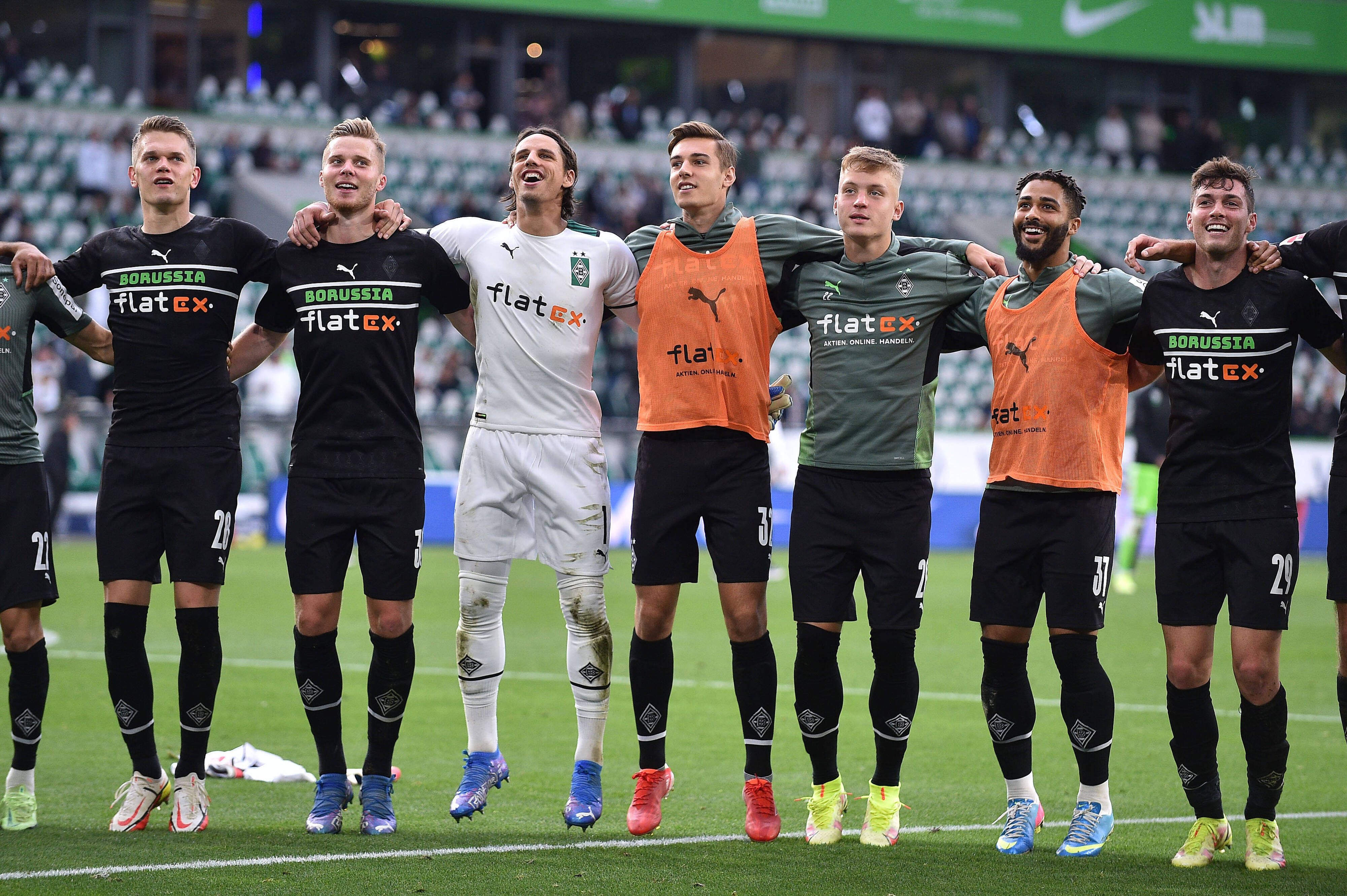 Die Mannschaft von Borussia Mönchengladbach hüpft Arm in Arm nach dem ersten Auswärtsdreier Saison beim VfL Wolfsburg am 2. Oktober 2021.