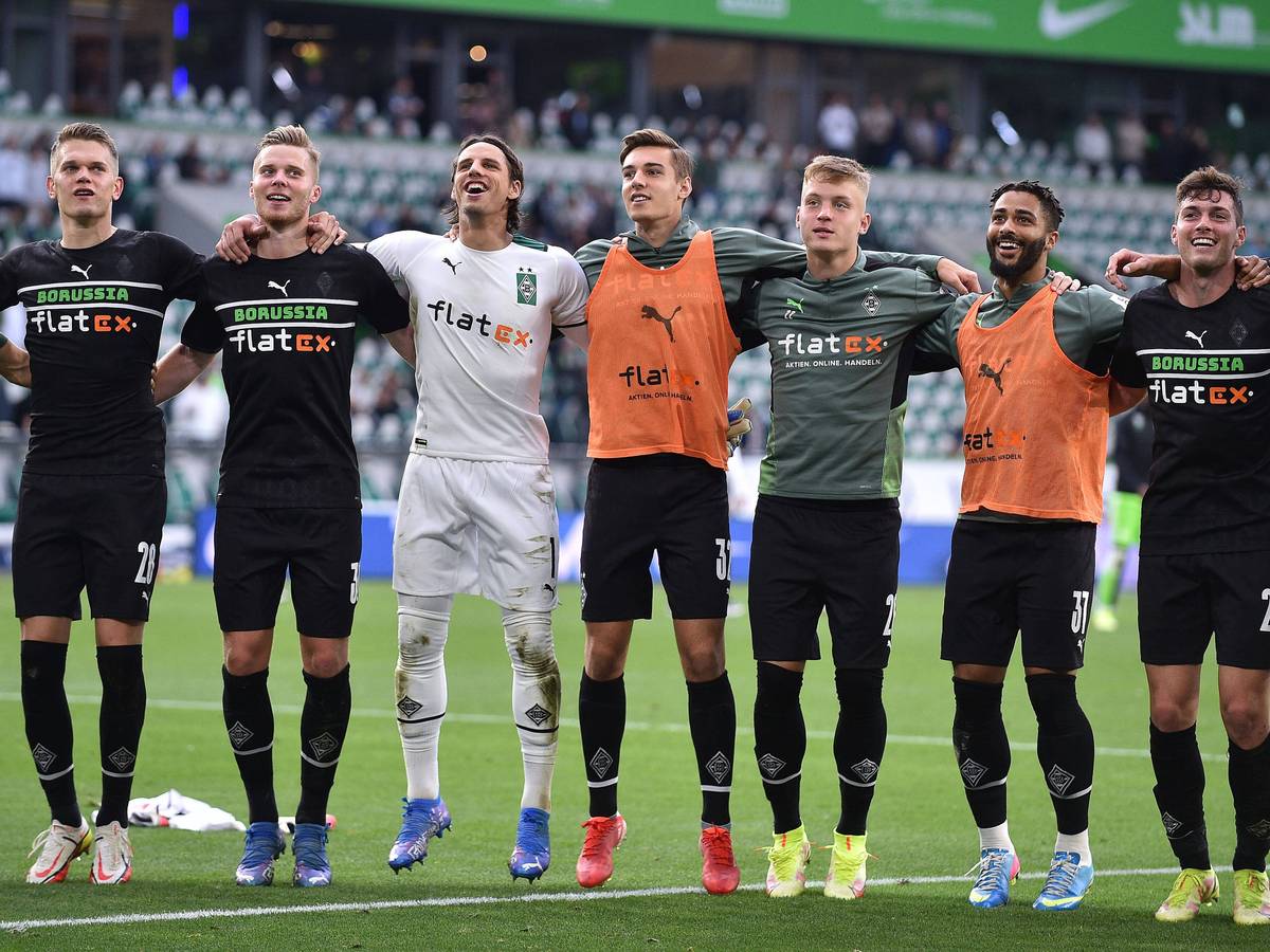 Die Mannschaft von Borussia Mönchengladbach hüpft Arm in Arm nach dem ersten Auswärtsdreier Saison beim VfL Wolfsburg am 2. Oktober 2021.