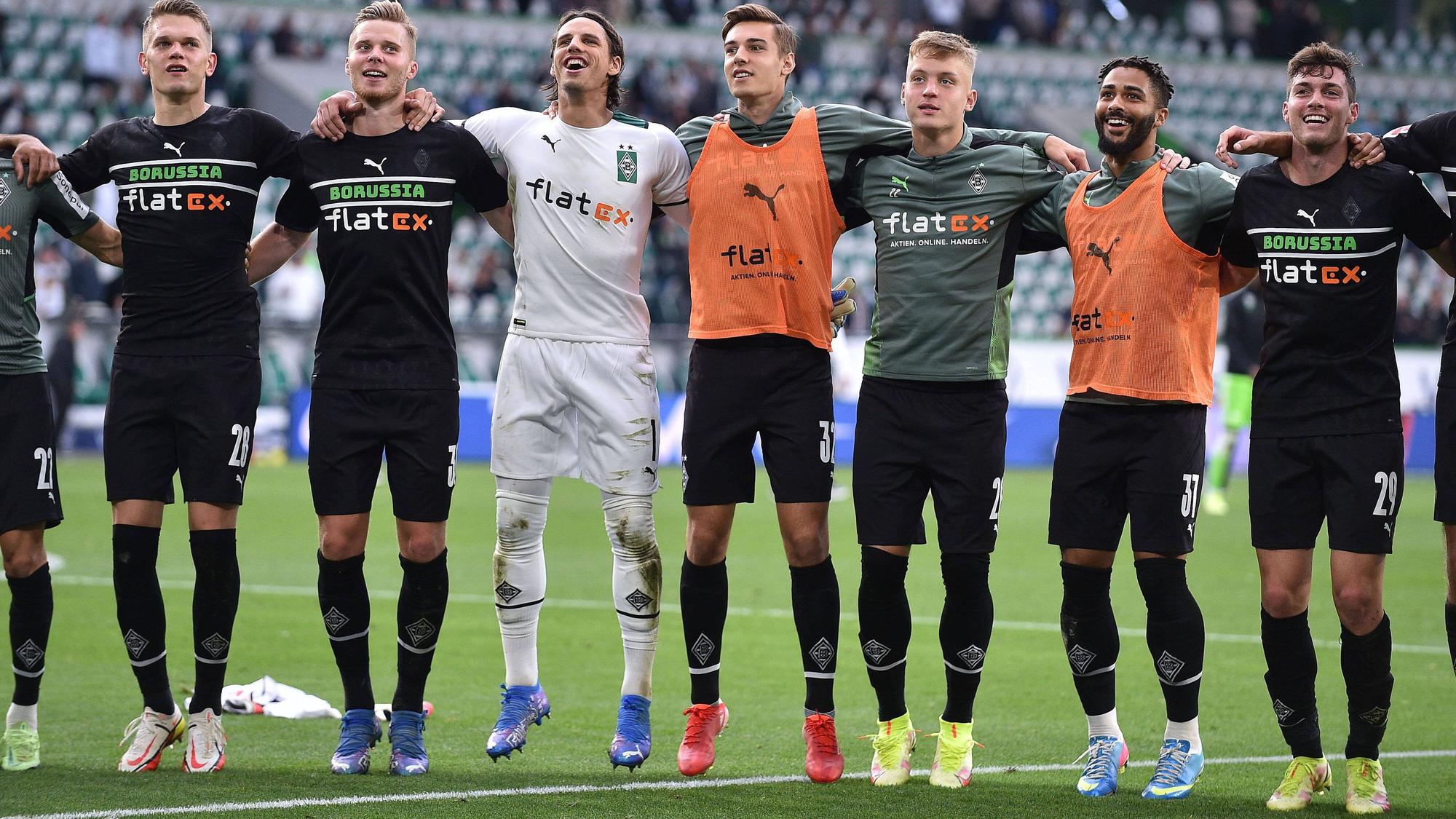 Die Mannschaft von Borussia Mönchengladbach hüpft Arm in Arm nach dem ersten Auswärtsdreier Saison beim VfL Wolfsburg am 2. Oktober 2021.