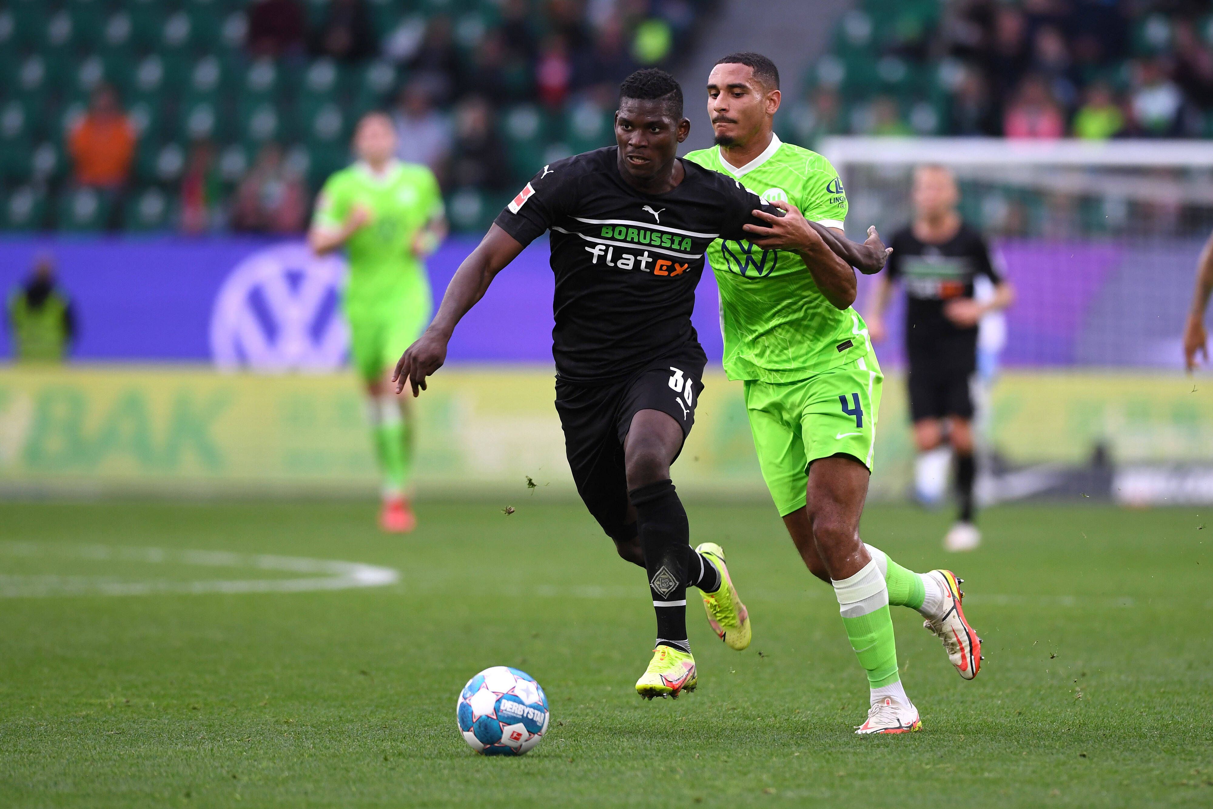 Breel Embolo (l.) von Borussia Mönchengladbach behauptet im Zweikampf gegen Maxence Lacroix (r.) vom VfL Wolfsburg den Ball, am 2. Oktober 2021.