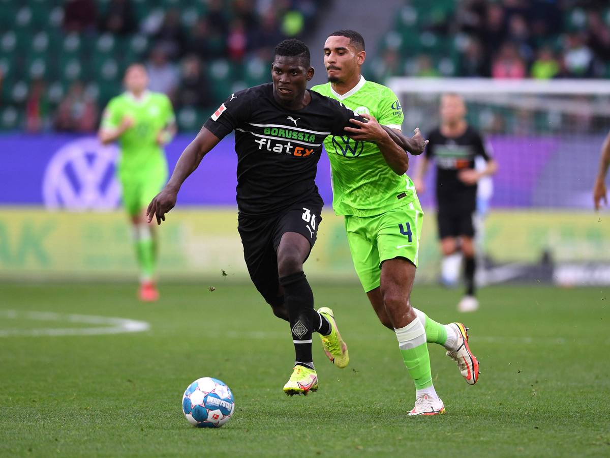 Breel Embolo (l.) von Borussia Mönchengladbach behauptet im Zweikampf gegen Maxence Lacroix (r.) vom VfL Wolfsburg den Ball, am 2. Oktober 2021.