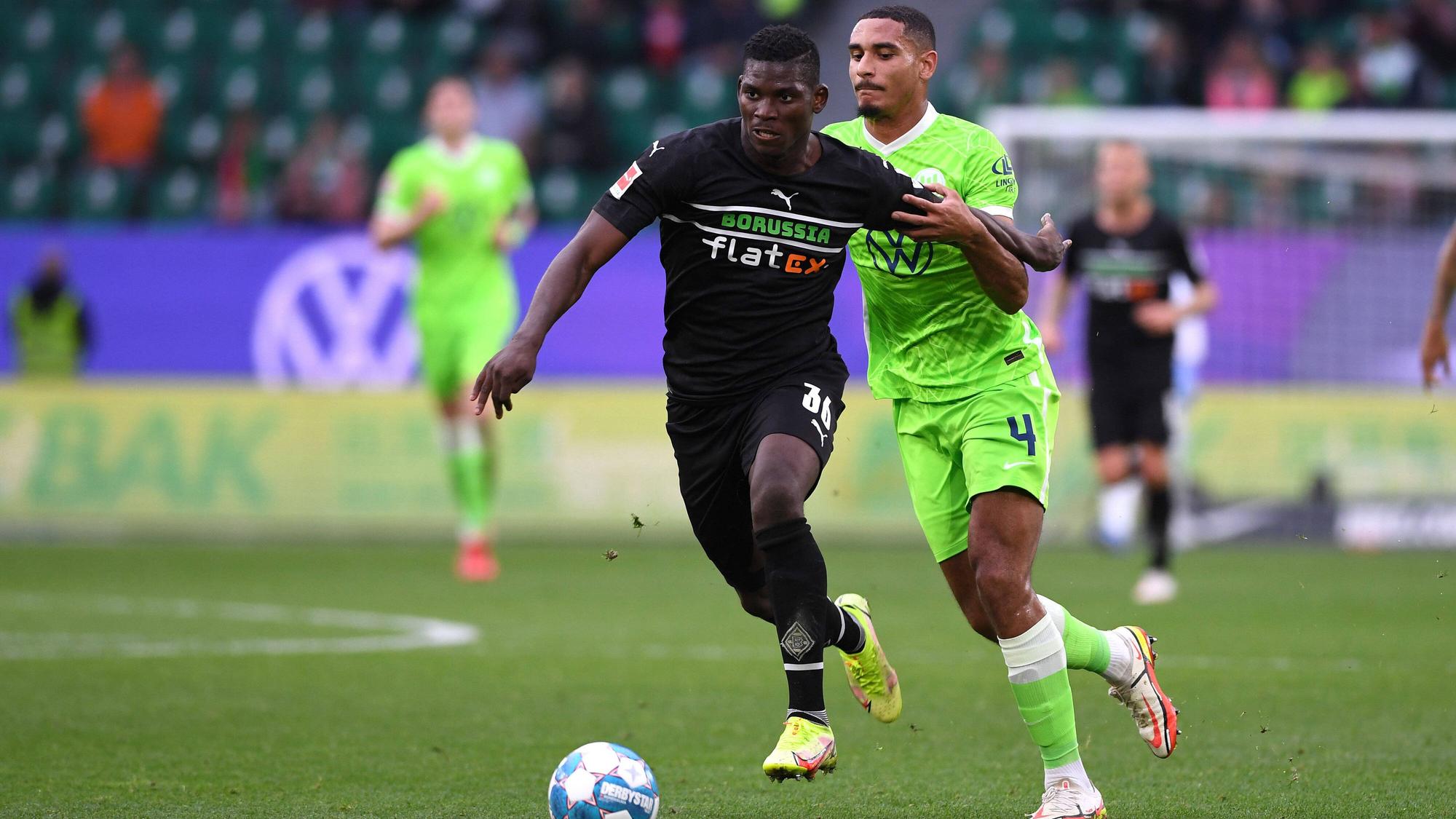 Breel Embolo (l.) von Borussia Mönchengladbach behauptet im Zweikampf gegen Maxence Lacroix (r.) vom VfL Wolfsburg den Ball, am 2. Oktober 2021.