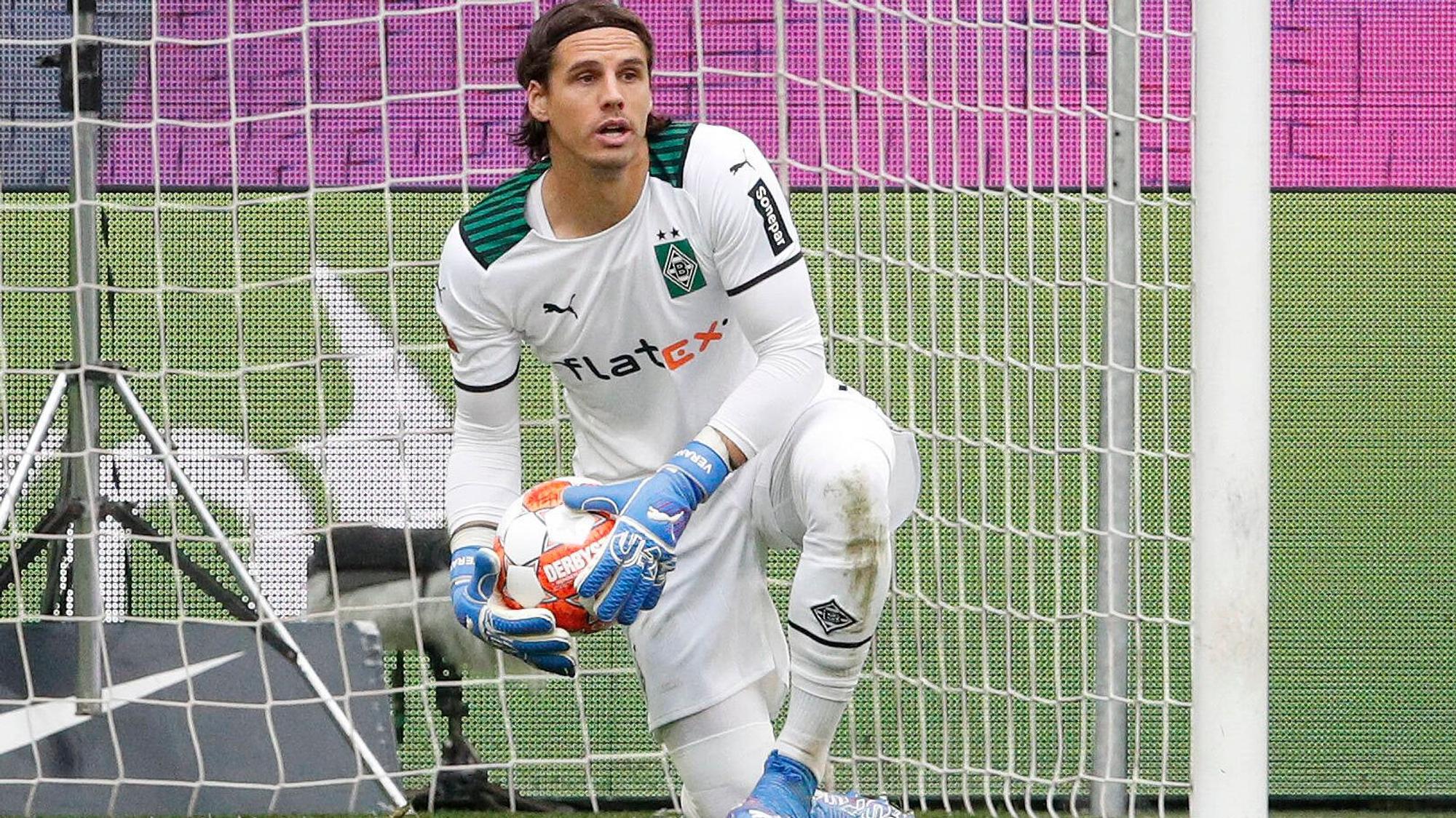 Gladbach-Schlussmann Yann Sommer hat sich beim Bundesliga-Sieg der Borussia in Wolfsburg (2. Oktober 2021) als starker Rückhalt für seine Mannschaft erwiesen. Sommer kniet auf dem Rasen und hält den Fußball fest in seinen Händen.