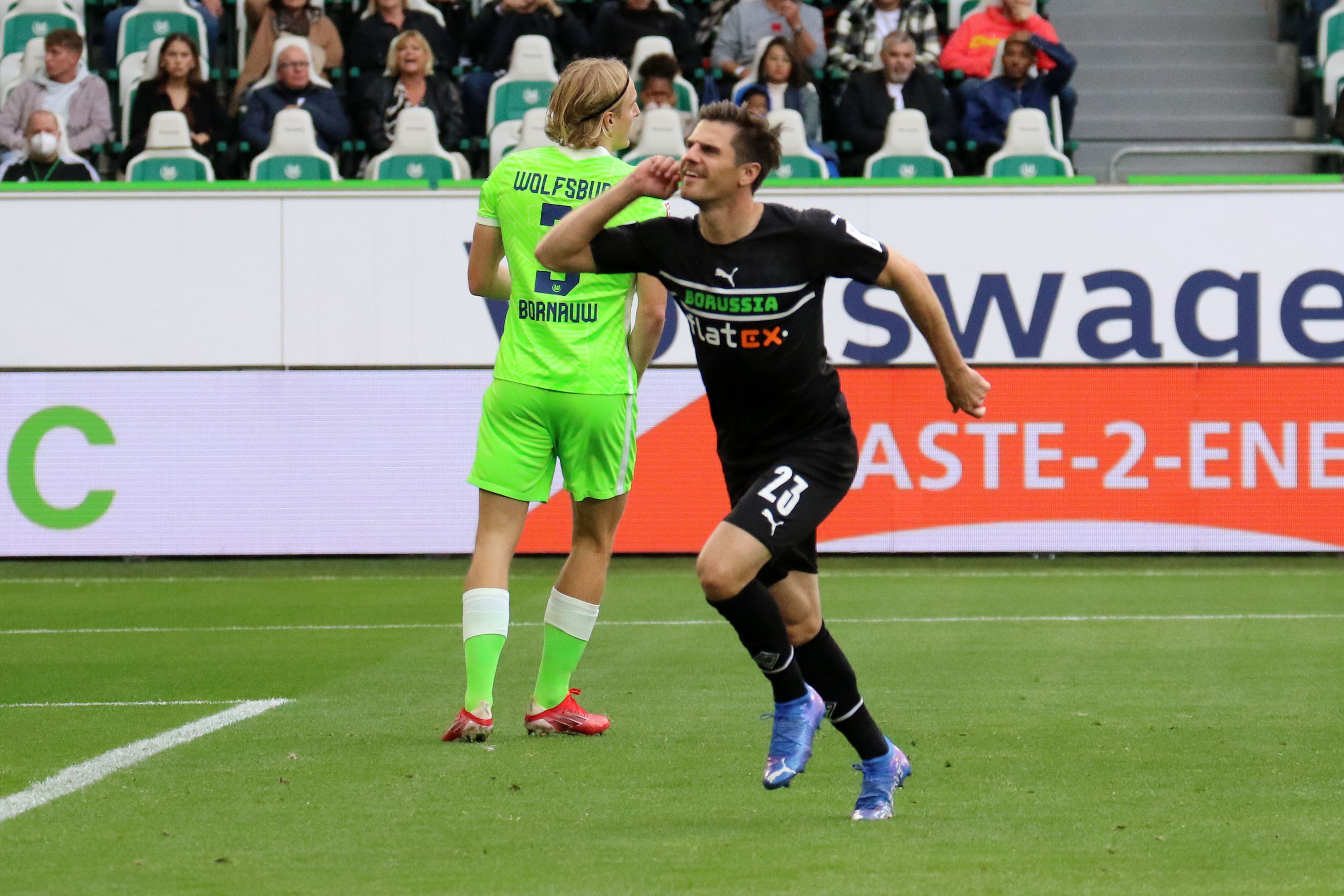 Jonas Hofmann von Borussia Mönchengladbach bejubelt seinen Treffer mit der Hand am Ohr im Duell gegen den VfL Wolfsburg am 2. Oktober 2021.