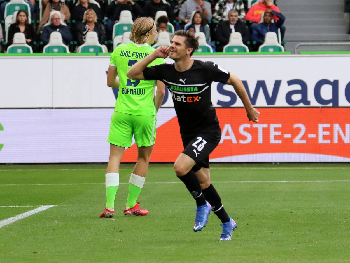 Jonas Hofmann von Borussia Mönchengladbach bejubelt seinen Treffer mit der Hand am Ohr im Duell gegen den VfL Wolfsburg am 2. Oktober 2021.