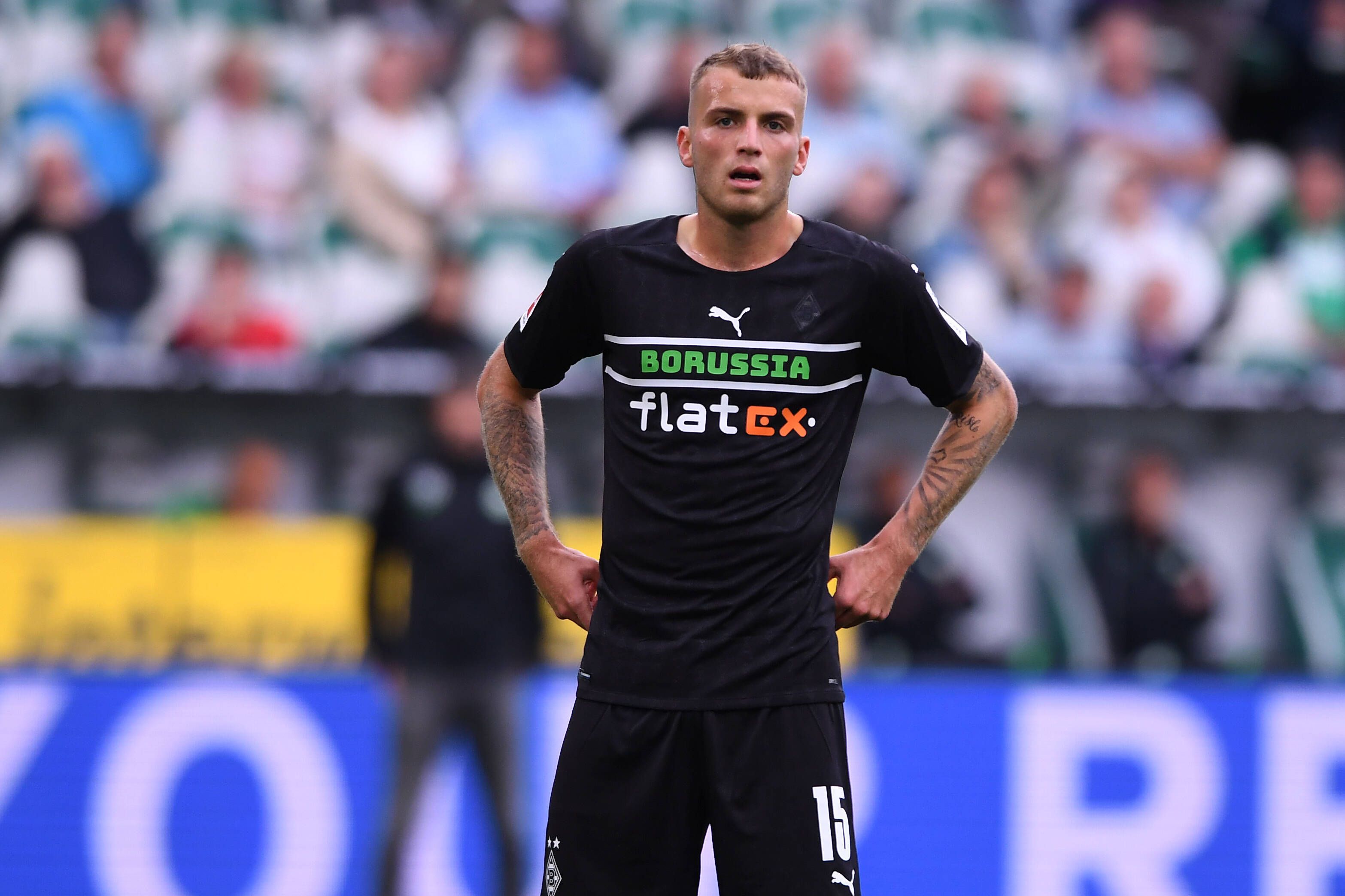Jordan Beyer von Borussia Mönchengladbach, steht mit seinen Händen in den Hüften auf dem Platz im Duell gegen den VfL Wolfsburg am 2. Oktober 2021.