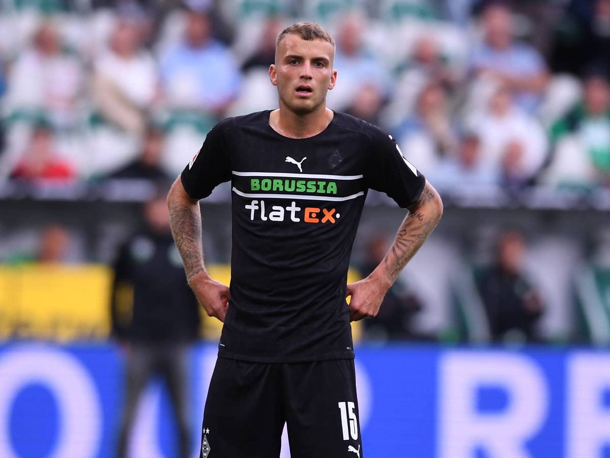 Jordan Beyer von Borussia Mönchengladbach, steht mit seinen Händen in den Hüften auf dem Platz im Duell gegen den VfL Wolfsburg am 2. Oktober 2021.
