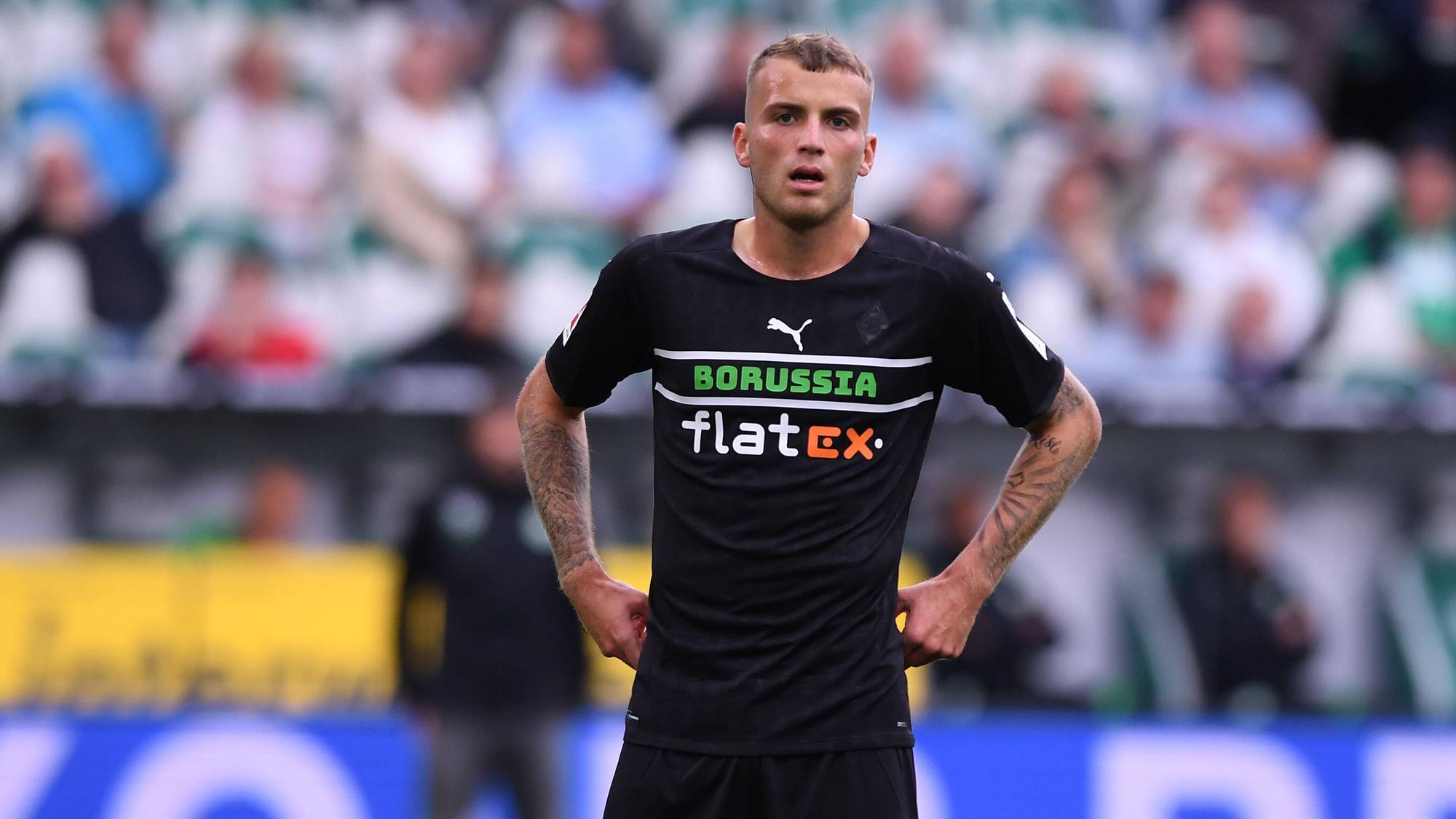 Jordan Beyer von Borussia Mönchengladbach, steht mit seinen Händen in den Hüften auf dem Platz im Duell gegen den VfL Wolfsburg am 2. Oktober 2021.