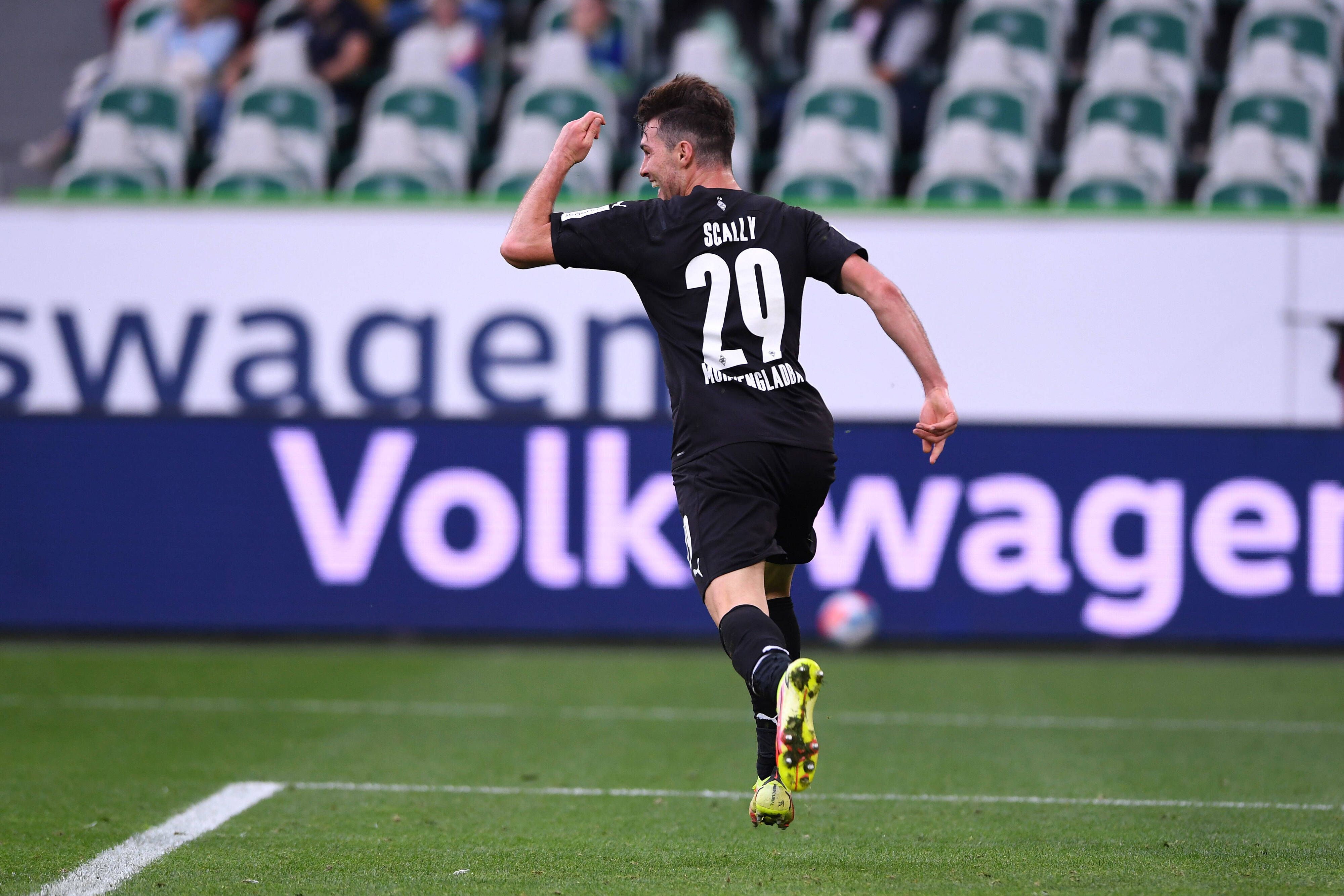 Joe Scally von Borussia Mönchengladbach feiert seinen ersten Bundesligatreffer am 2. Oktober 2021 beim VfL Wolfsburg.