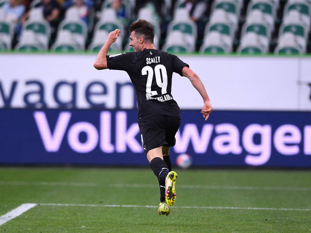 Joe Scally von Borussia Mönchengladbach feiert seinen ersten Bundesligatreffer am 2. Oktober 2021 beim VfL Wolfsburg.