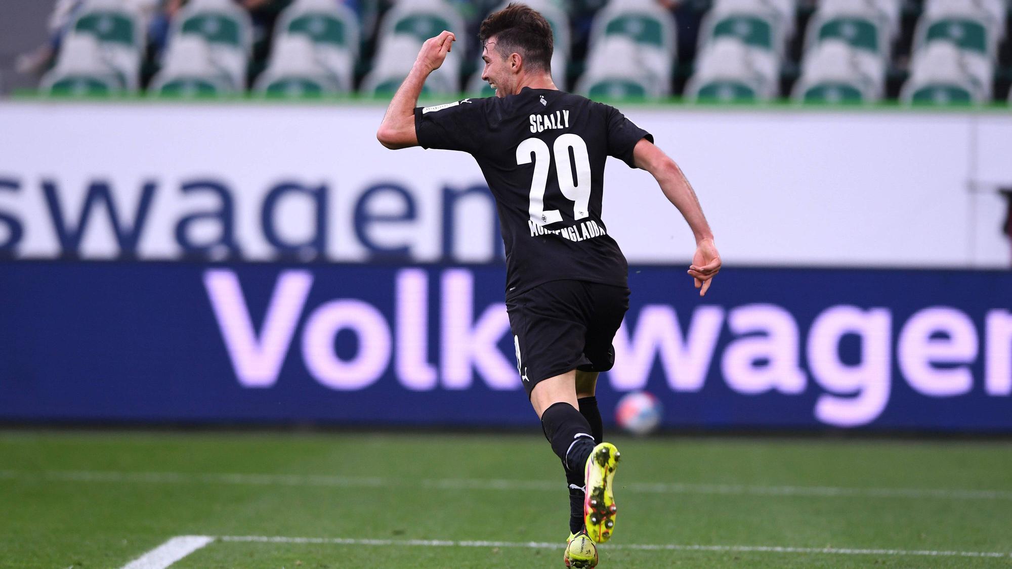 Joe Scally von Borussia Mönchengladbach feiert seinen ersten Bundesligatreffer am 2. Oktober 2021 beim VfL Wolfsburg.