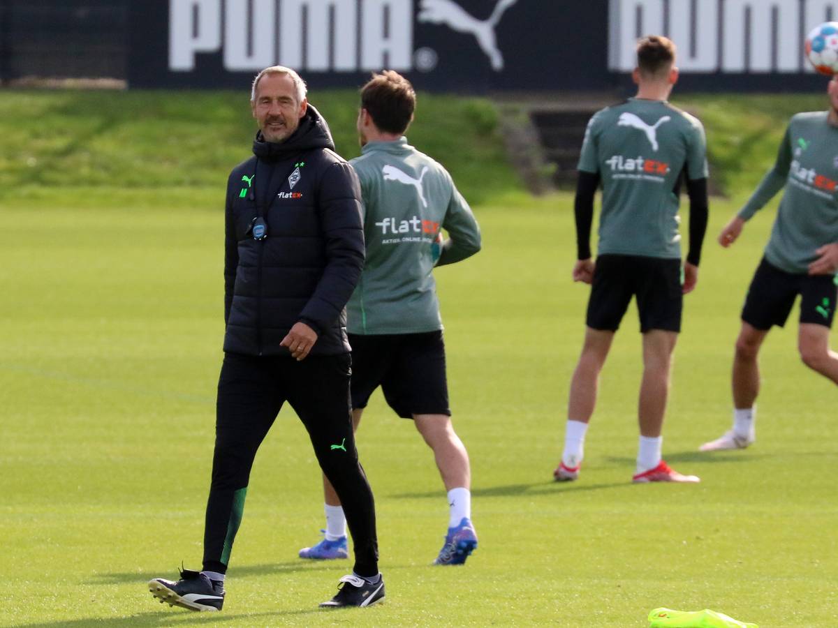 Adi Hütter, Trainer von Borussia Mönchengladbach, hier am 30. September 2021, läuft über den Trainingsplatz. Im Hintergrund trainieren drei Gladbach-Spieler-