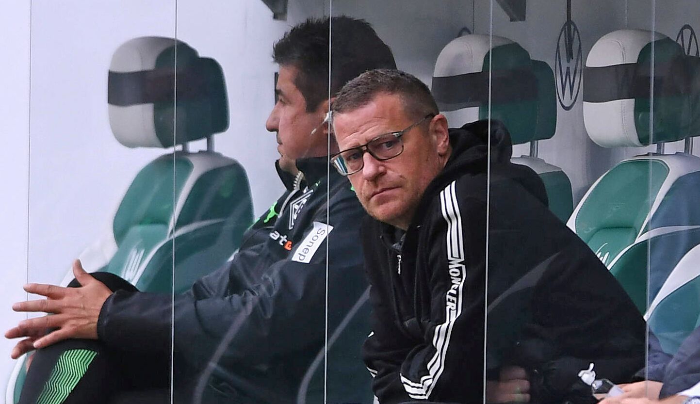 Gladbach-Manager Max Eberl, hier zu sehen am 2. Oktober 2021 beim Bundesliga-Duell seiner Borussia in Wolfsburg, hat in den kommenden Wochen und Monaten alle Hände voll zu tun. Eberl sitzt auf der Gästebank und blickt in die Kamera.