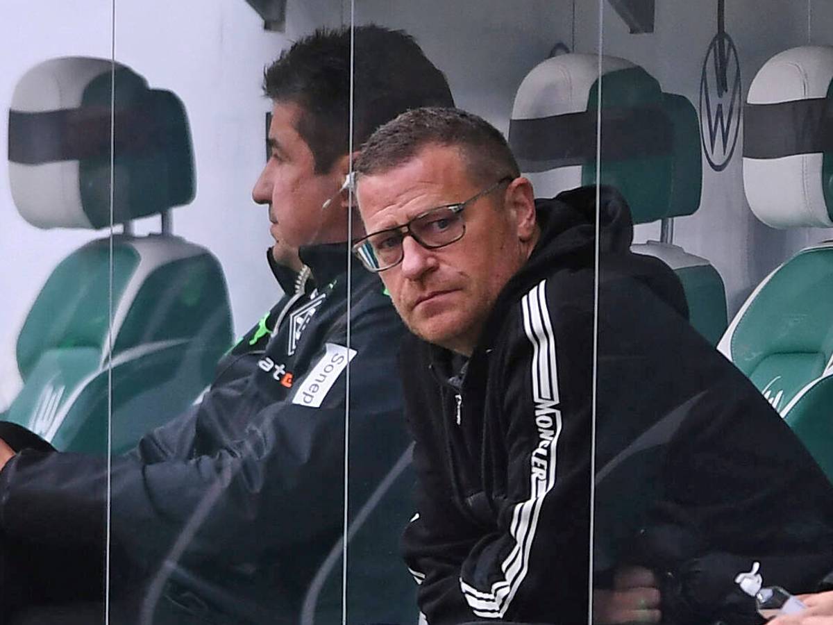 Gladbach-Manager Max Eberl, hier zu sehen am 2. Oktober 2021 beim Bundesliga-Duell seiner Borussia in Wolfsburg, hat in den kommenden Wochen und Monaten alle Hände voll zu tun. Eberl sitzt auf der Gästebank und blickt in die Kamera.