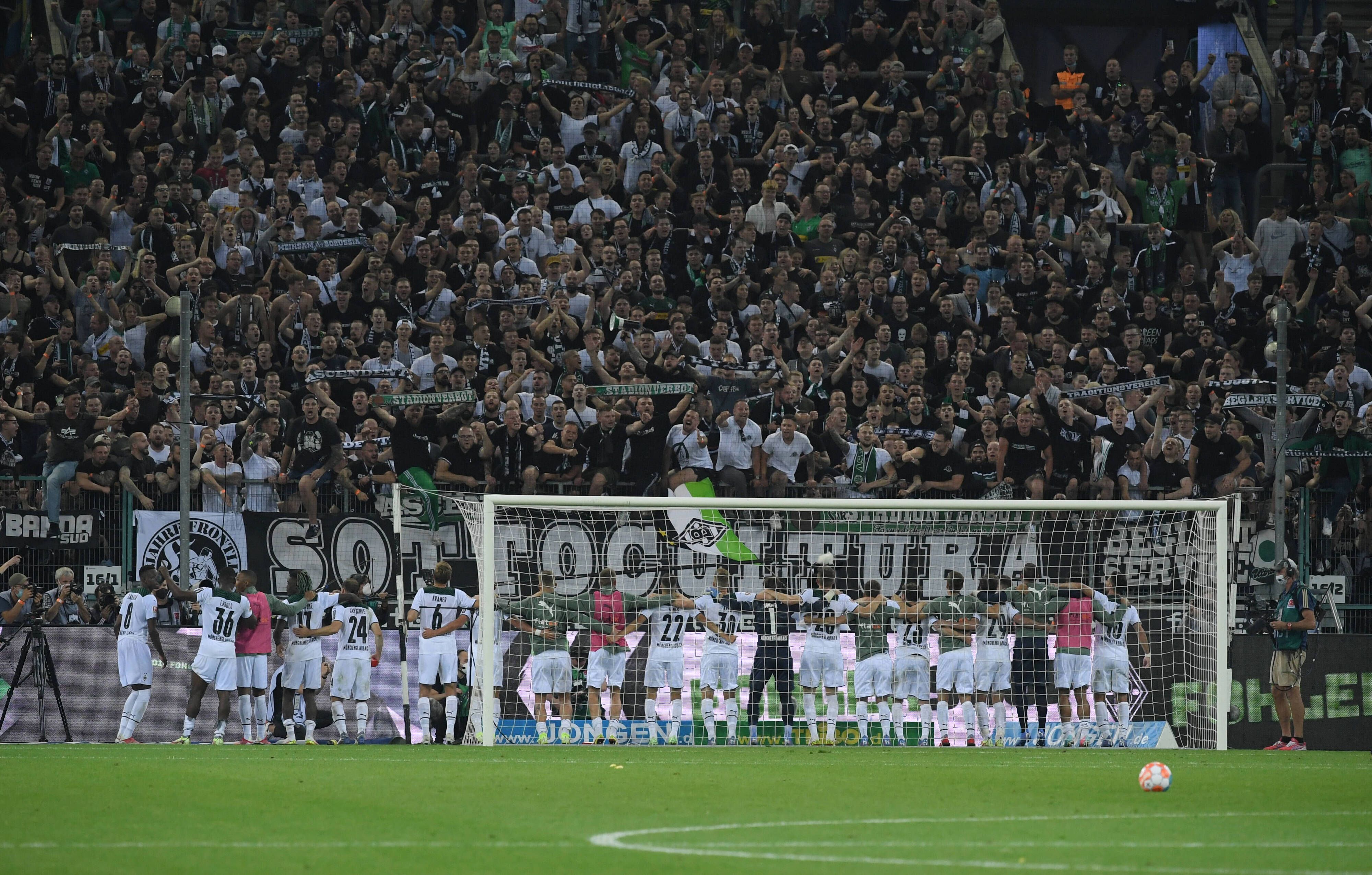 Spieler von Borussia Mönchengladbach, hier am 25. September 2021, feiern mit den Fans in der Nordkurve.