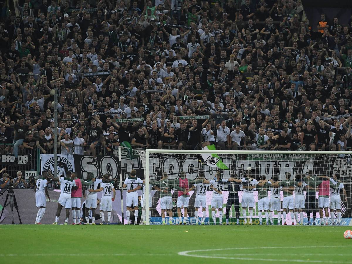 Spieler von Borussia Mönchengladbach, hier am 25. September 2021, feiern mit den Fans in der Nordkurve.