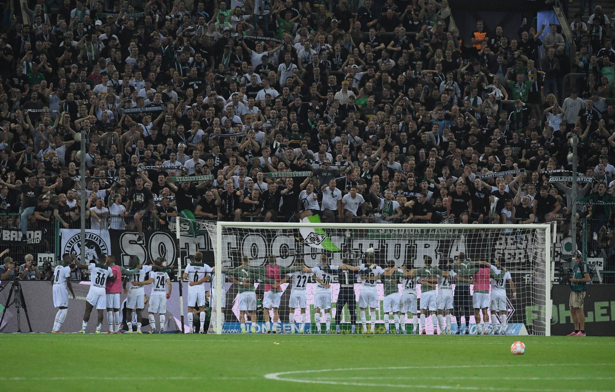 Spieler von Borussia Mönchengladbach, hier am 25. September 2021, feiern mit den Fans in der Nordkurve.