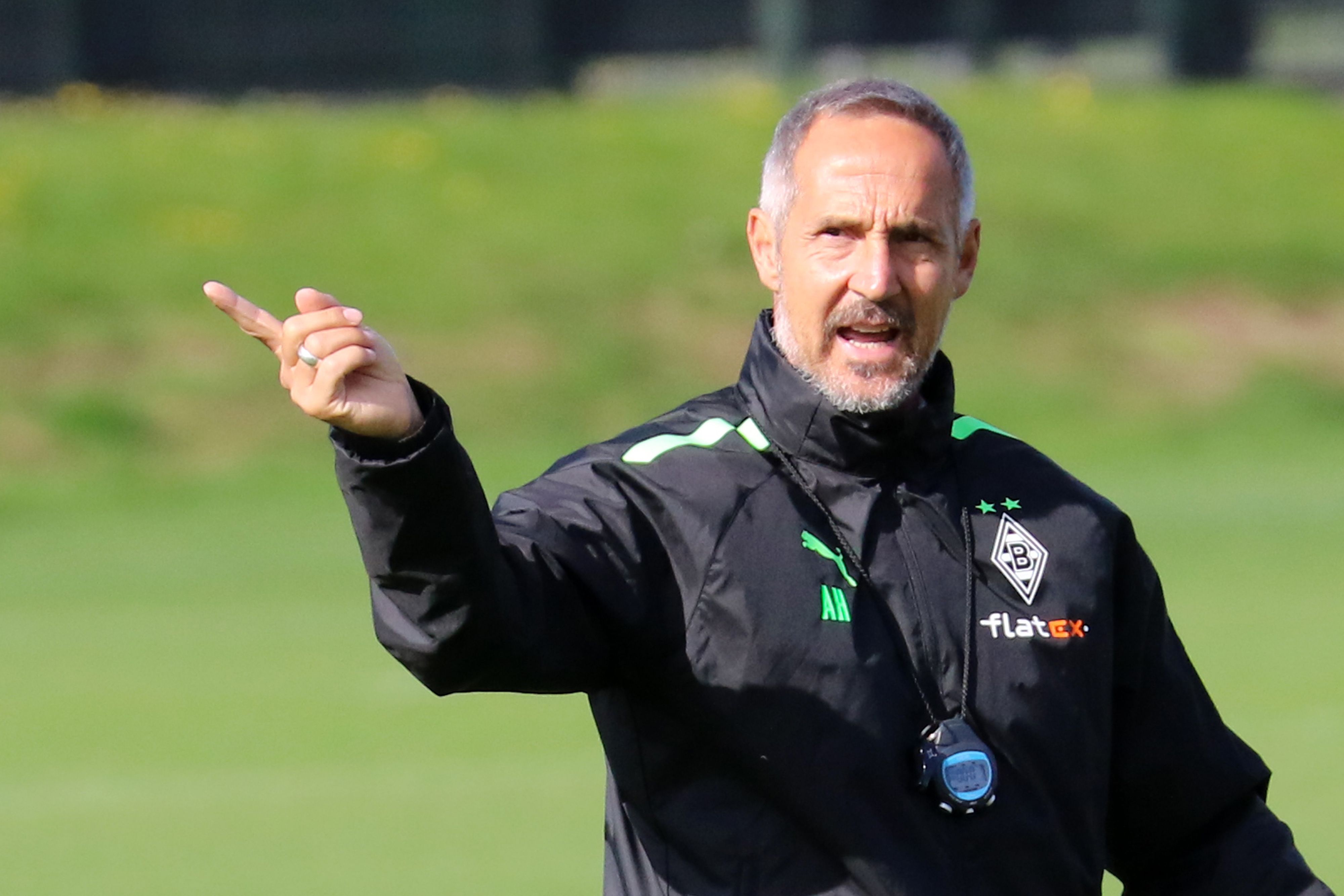 Adi Hütter, Trainer von Borussia Mönchengladbach, hier am 16. September 2021, erklärt im Training mit ausgestrecktem Finger eine Übung.
