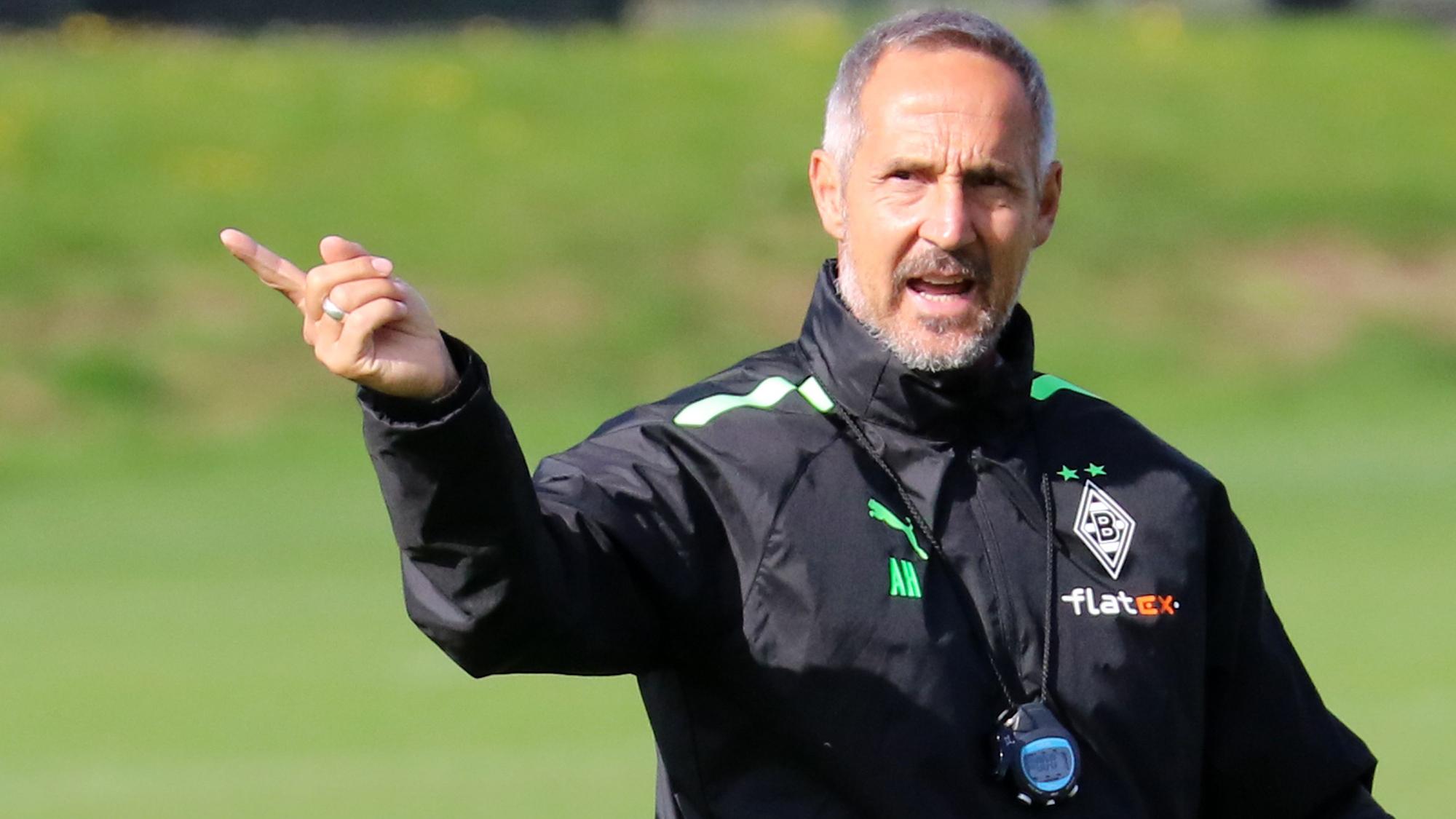 Adi Hütter, Trainer von Borussia Mönchengladbach, hier am 16. September 2021, erklärt im Training mit ausgestrecktem Finger eine Übung.