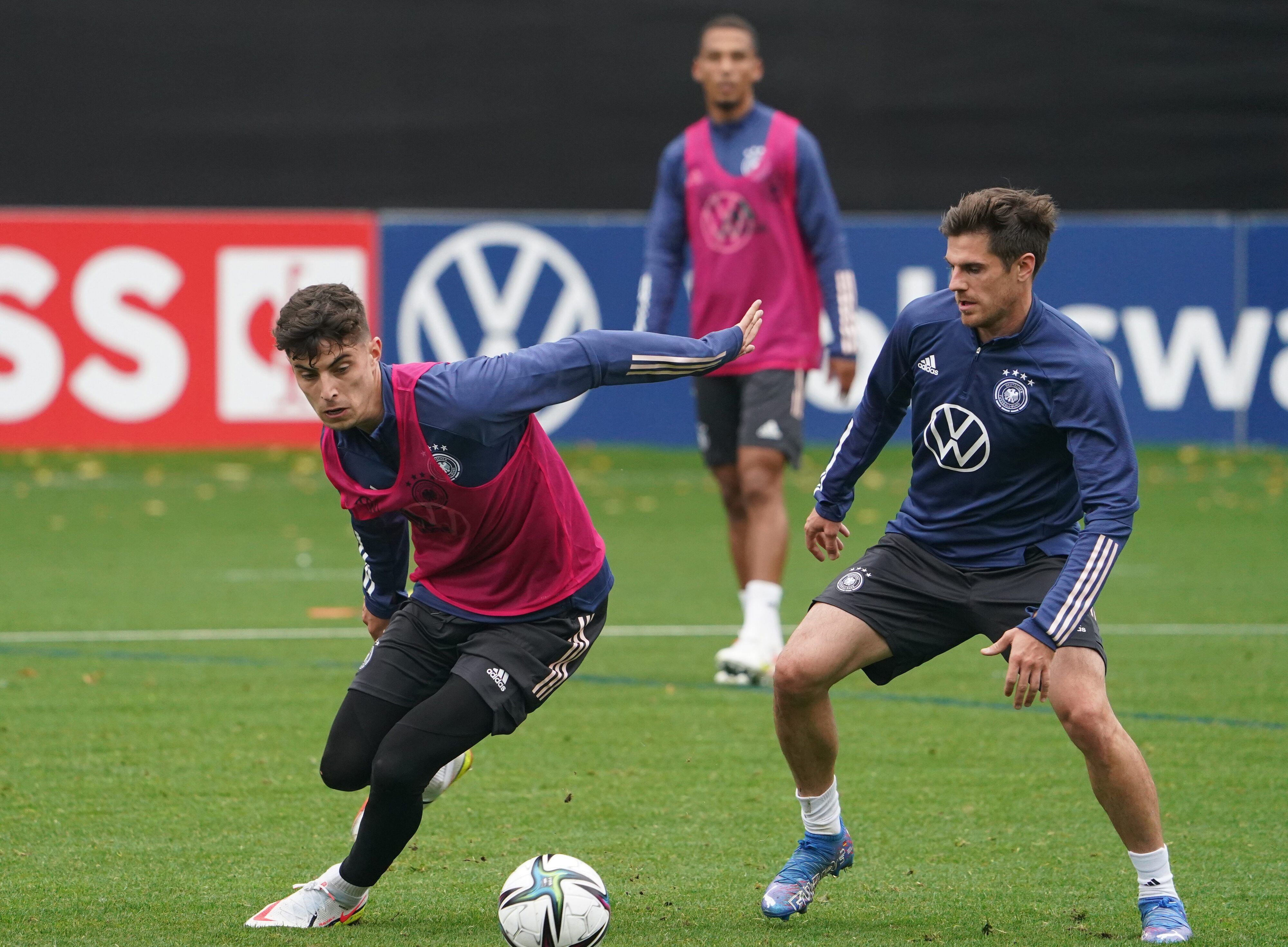Deutschlands Kai Havertz und Jonas Hofmann beim Training in Aktion.