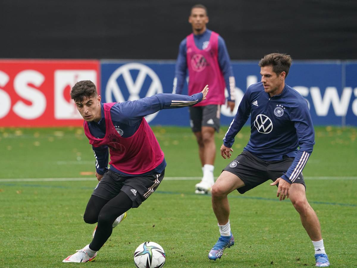 Deutschlands Kai Havertz und Jonas Hofmann beim Training in Aktion.