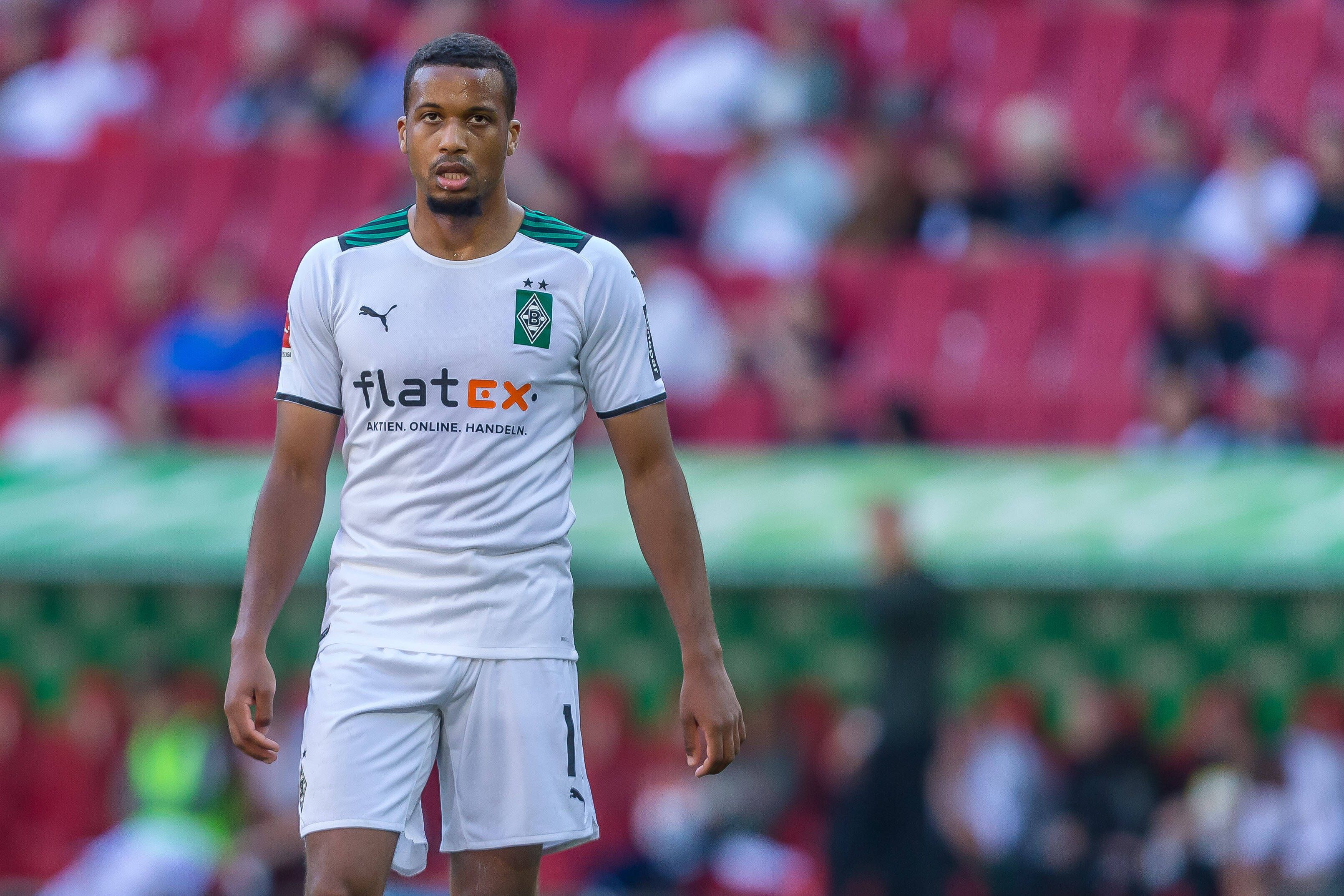 Alassane Plea von Borussia Mönchengladbach steht mit ernstem Gesicht auf dem Fußballplatz am 18. September 2021.