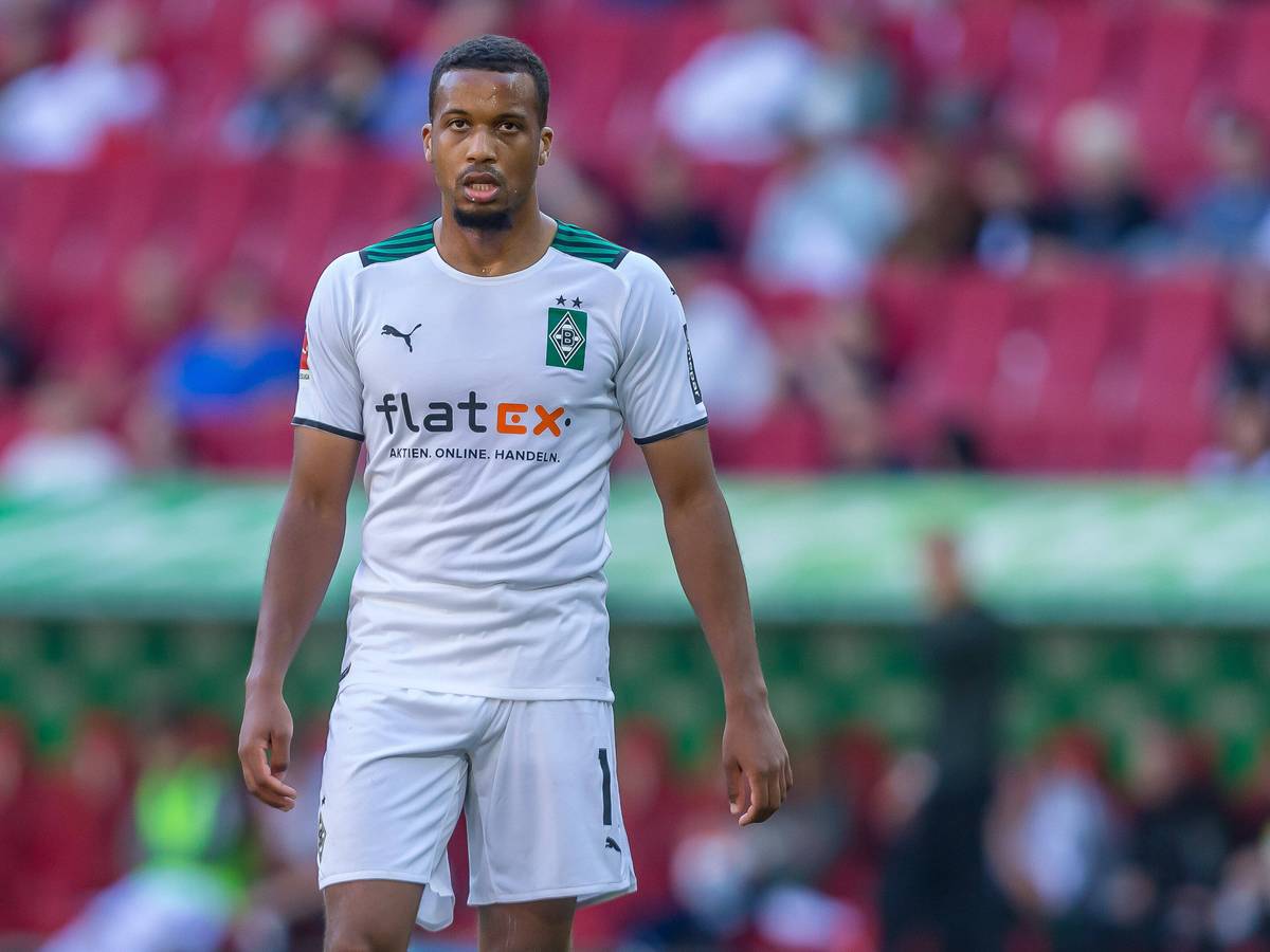 Alassane Plea von Borussia Mönchengladbach steht mit ernstem Gesicht auf dem Fußballplatz am 18. September 2021.