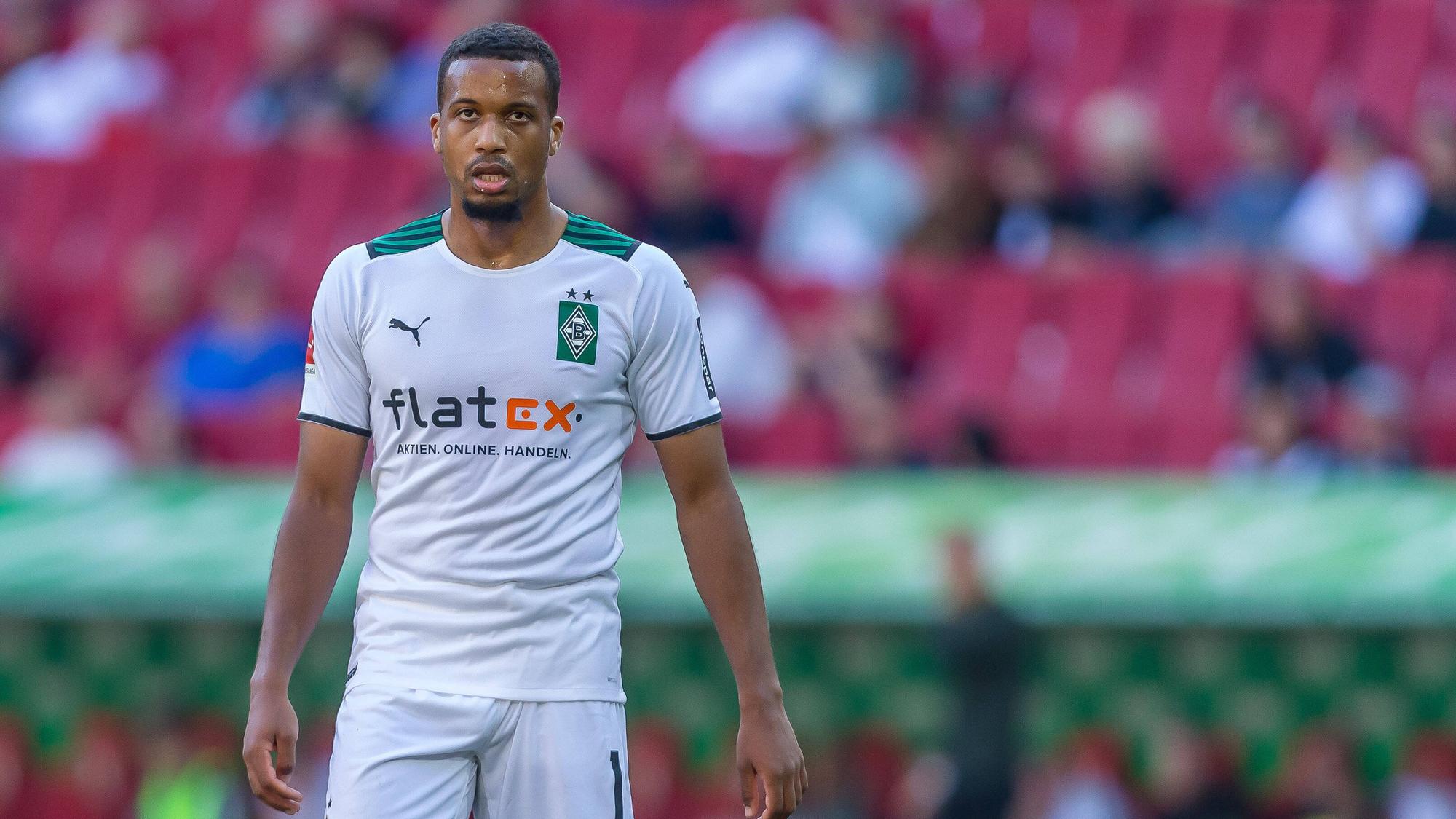 Alassane Plea von Borussia Mönchengladbach steht mit ernstem Gesicht auf dem Fußballplatz am 18. September 2021.