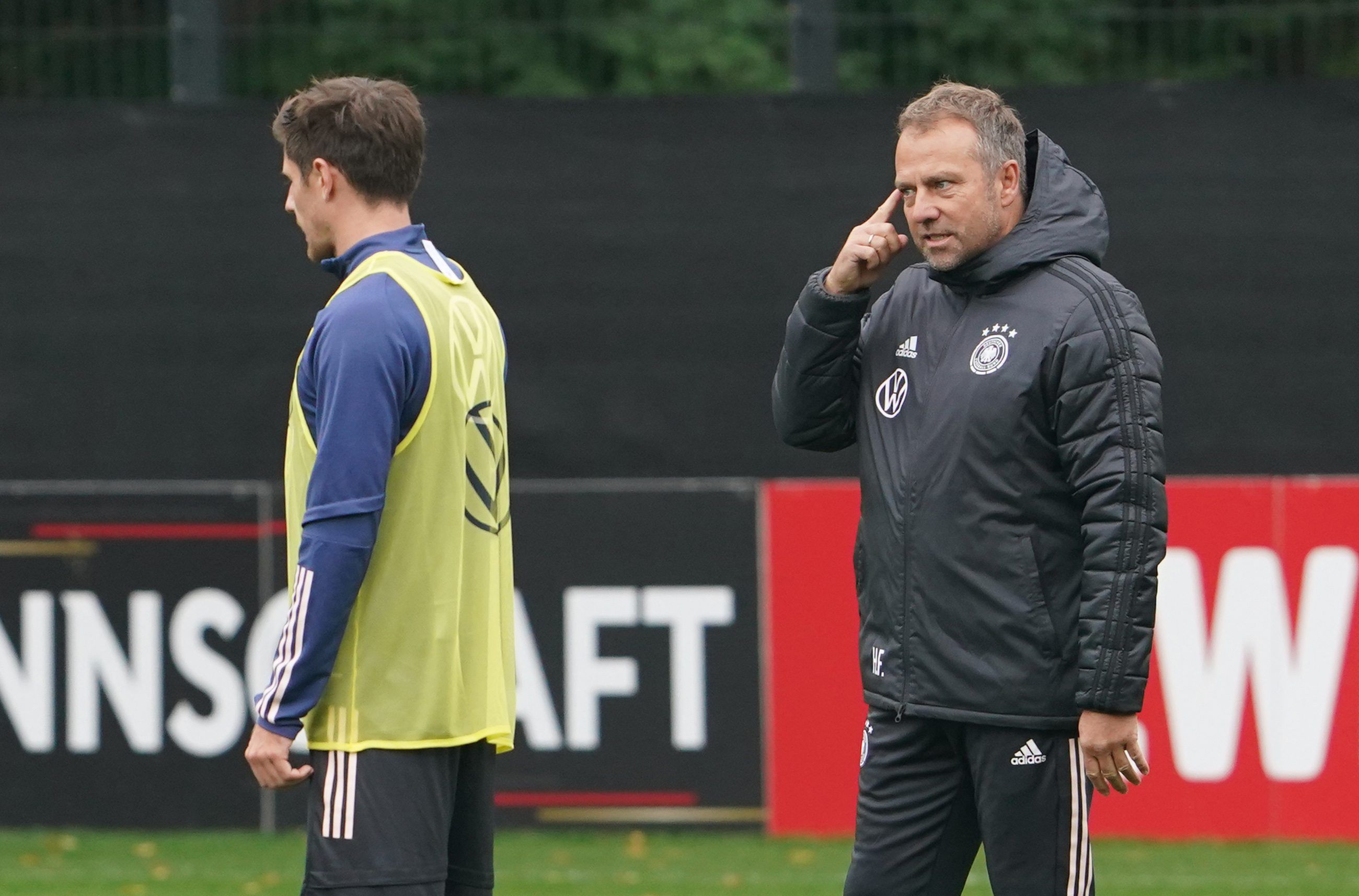Bundestrainer Hansi Flick und Jonas Hofmann (l.) beim Training in Hamburg.