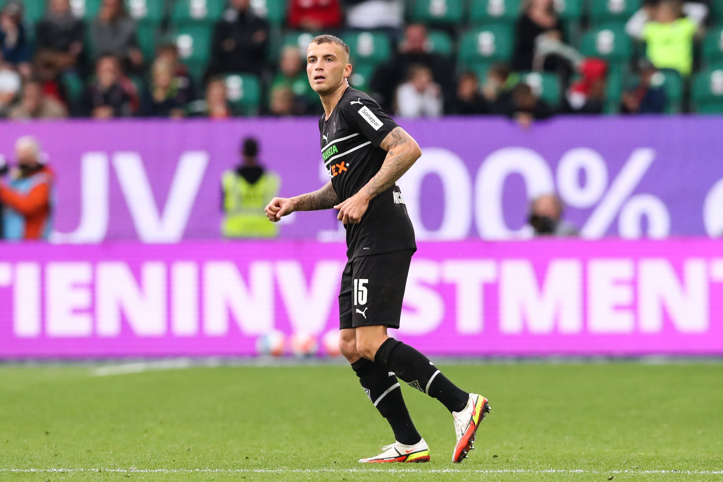 Jordan Beyer von Borussia Mönchengladbach, hier am 2. Oktober 2021, läuft im Duell gegen den VfL Wolfsburg auf dem Platz.