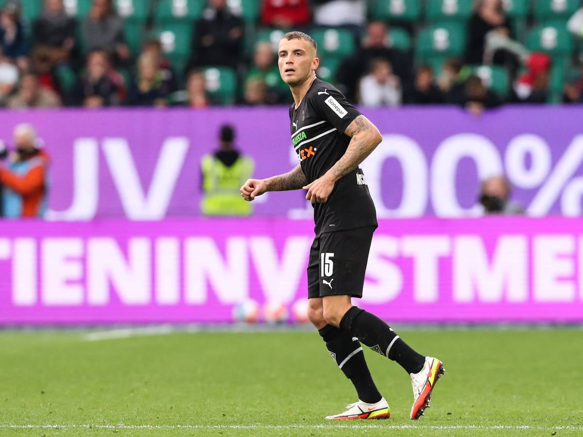 Jordan Beyer von Borussia Mönchengladbach, hier am 2. Oktober 2021, läuft im Duell gegen den VfL Wolfsburg auf dem Platz.
