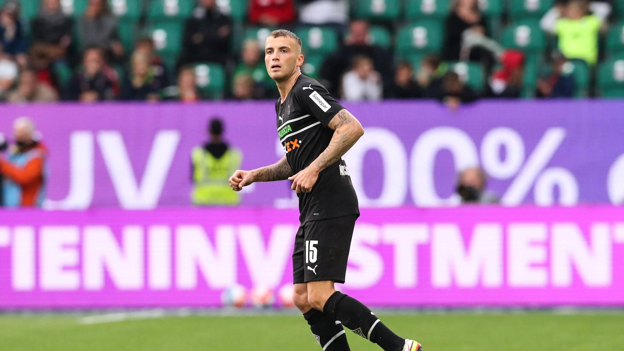 Jordan Beyer von Borussia Mönchengladbach, hier am 2. Oktober 2021, läuft im Duell gegen den VfL Wolfsburg auf dem Platz.