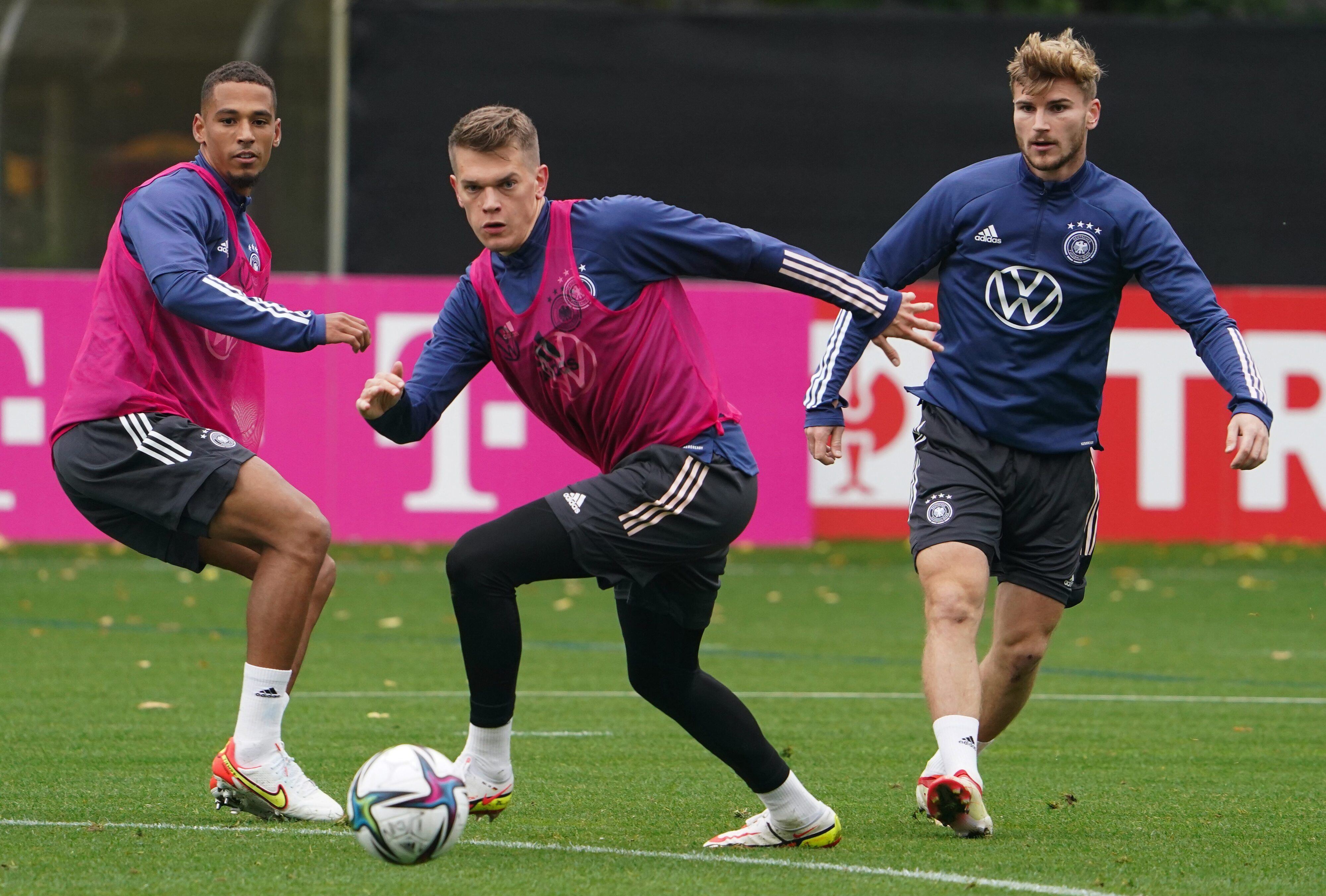 Deutschlands Thilo Kehrer, Matthias Ginter und Timo Werner (l-r) in Aktion.